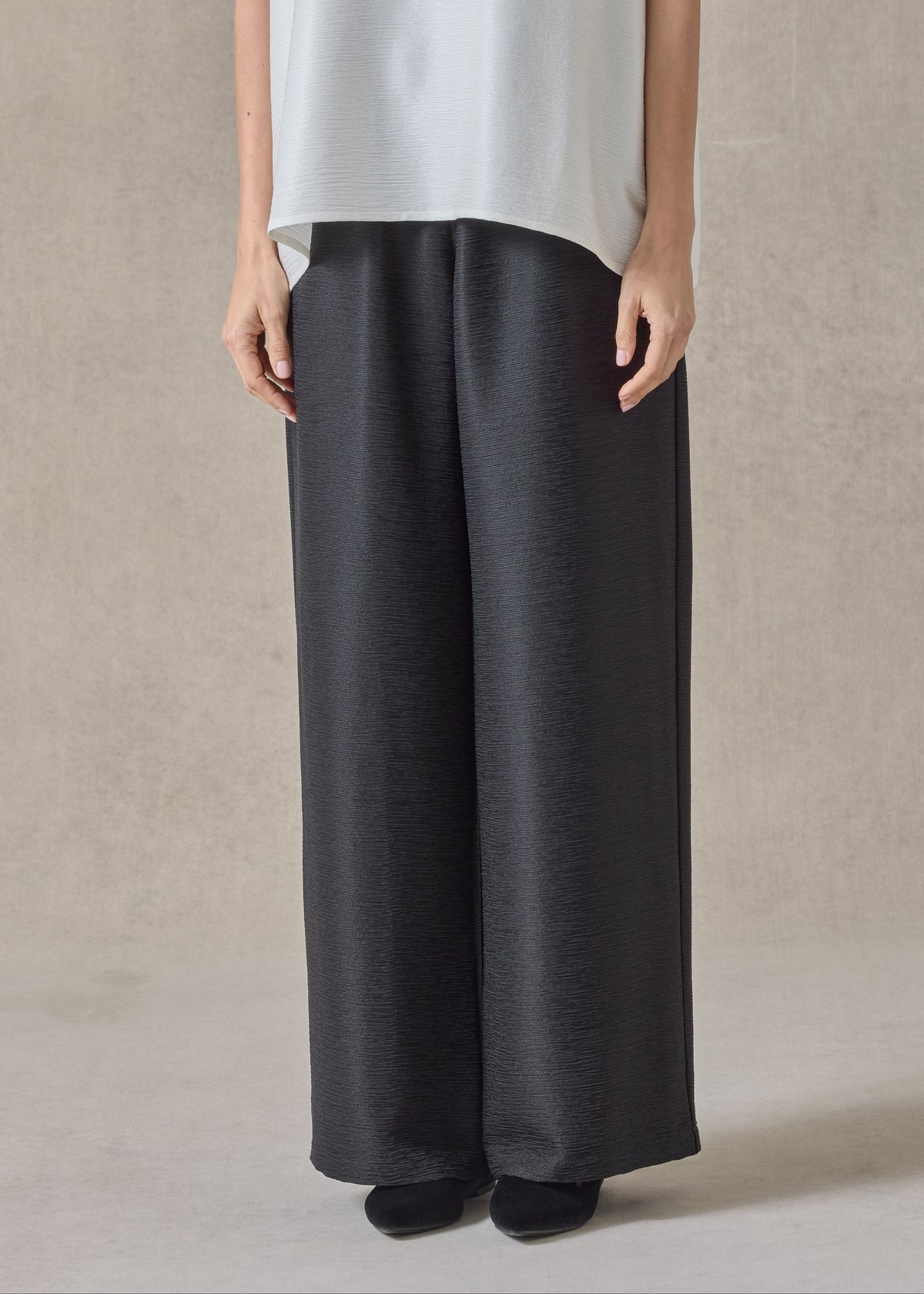midweight silk plisse flared trouser (black)