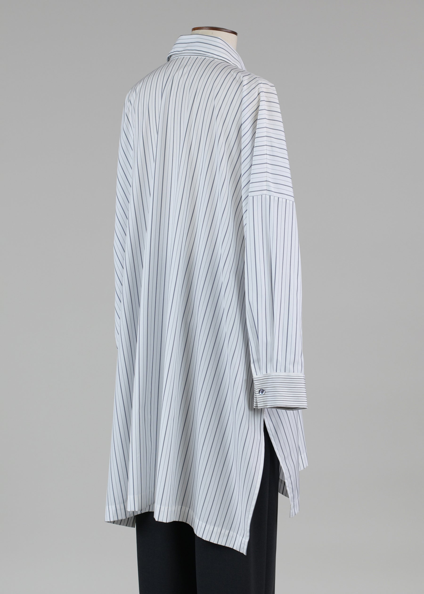 cotton wide longer back shirt with collar and fold cuff - very long with slit