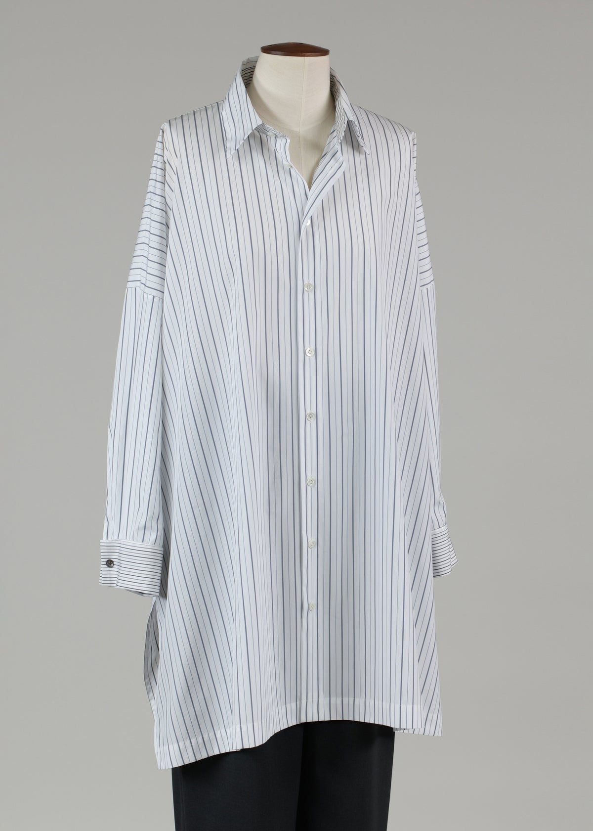 cotton wide longer back shirt with collar and fold cuff - very long with slit
