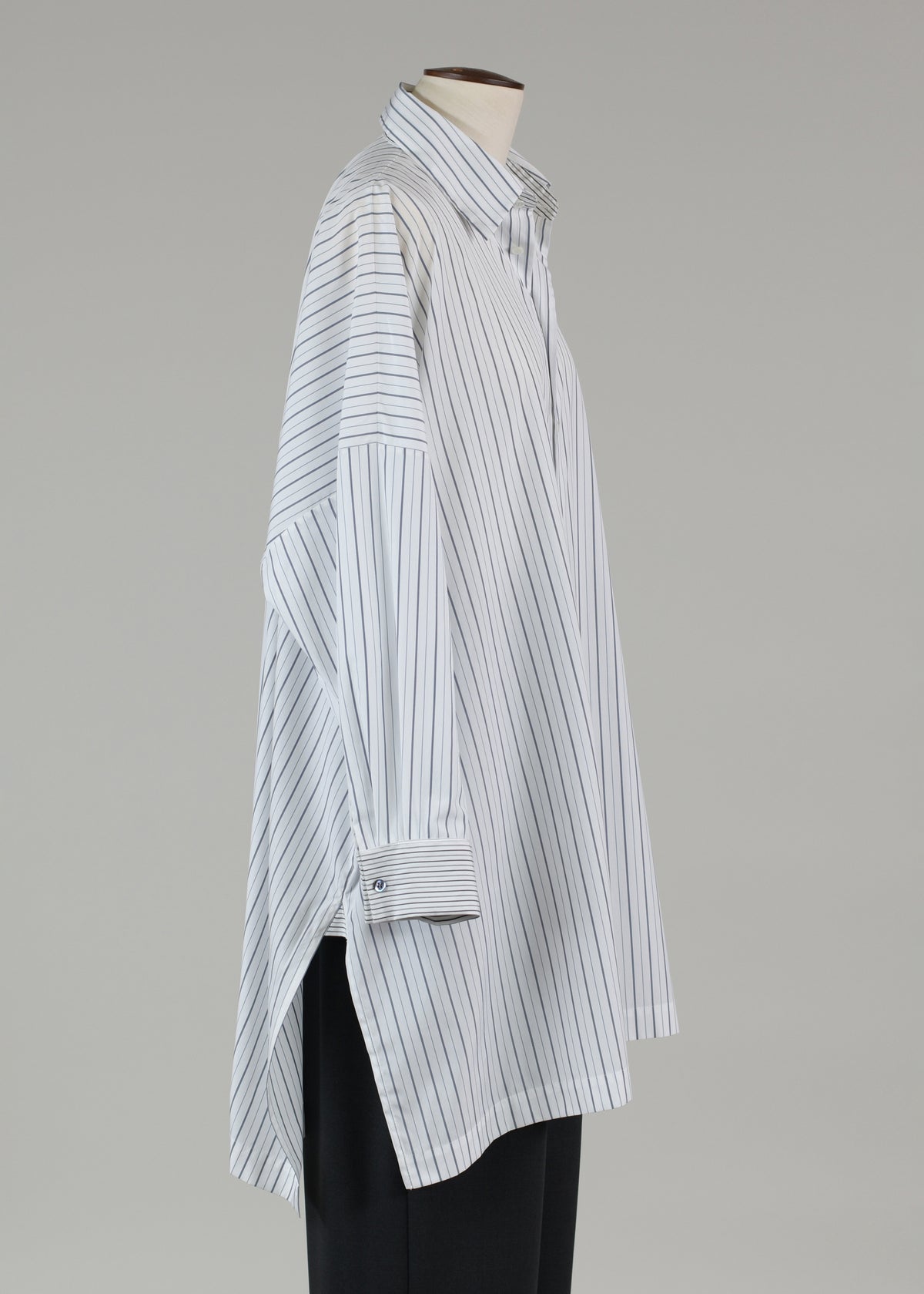cotton wide longer back shirt with collar and fold cuff - very long with slit