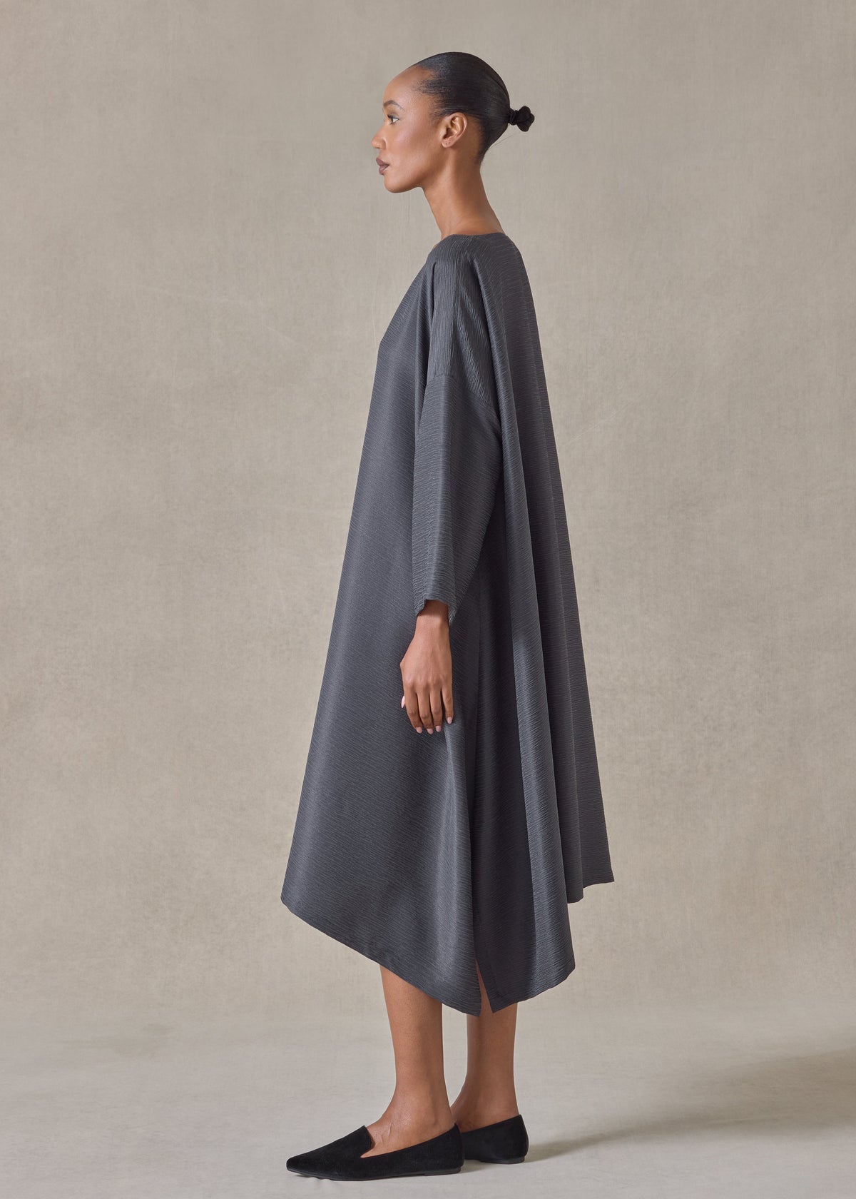 midweight silk plissé dps scoop neck dress (slate)