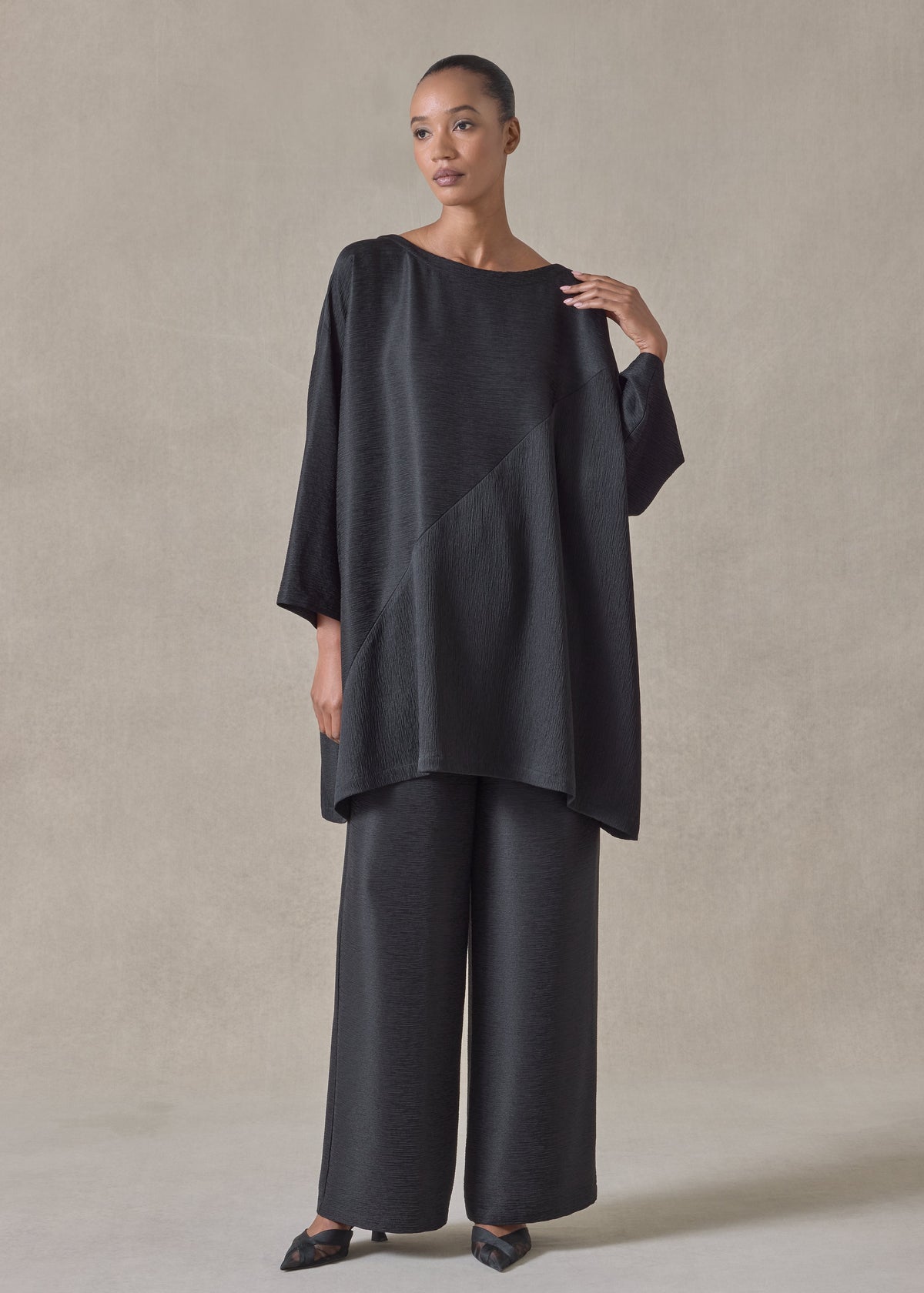 midweight silk plissé wide a-line scoop neck top - long plus (black)