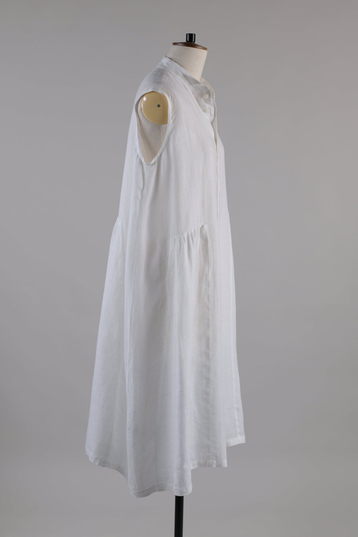 linen sleeveless collarless shirt dress with pleated panels (white)