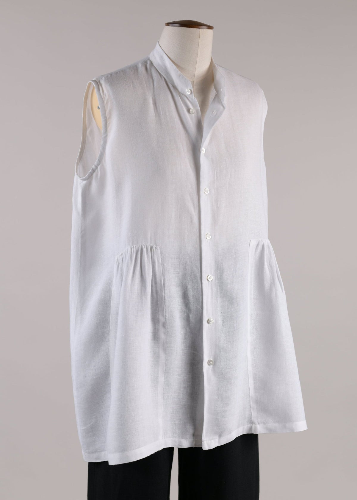 linen sleeveless shirt with pleated layer - long plus (white)
