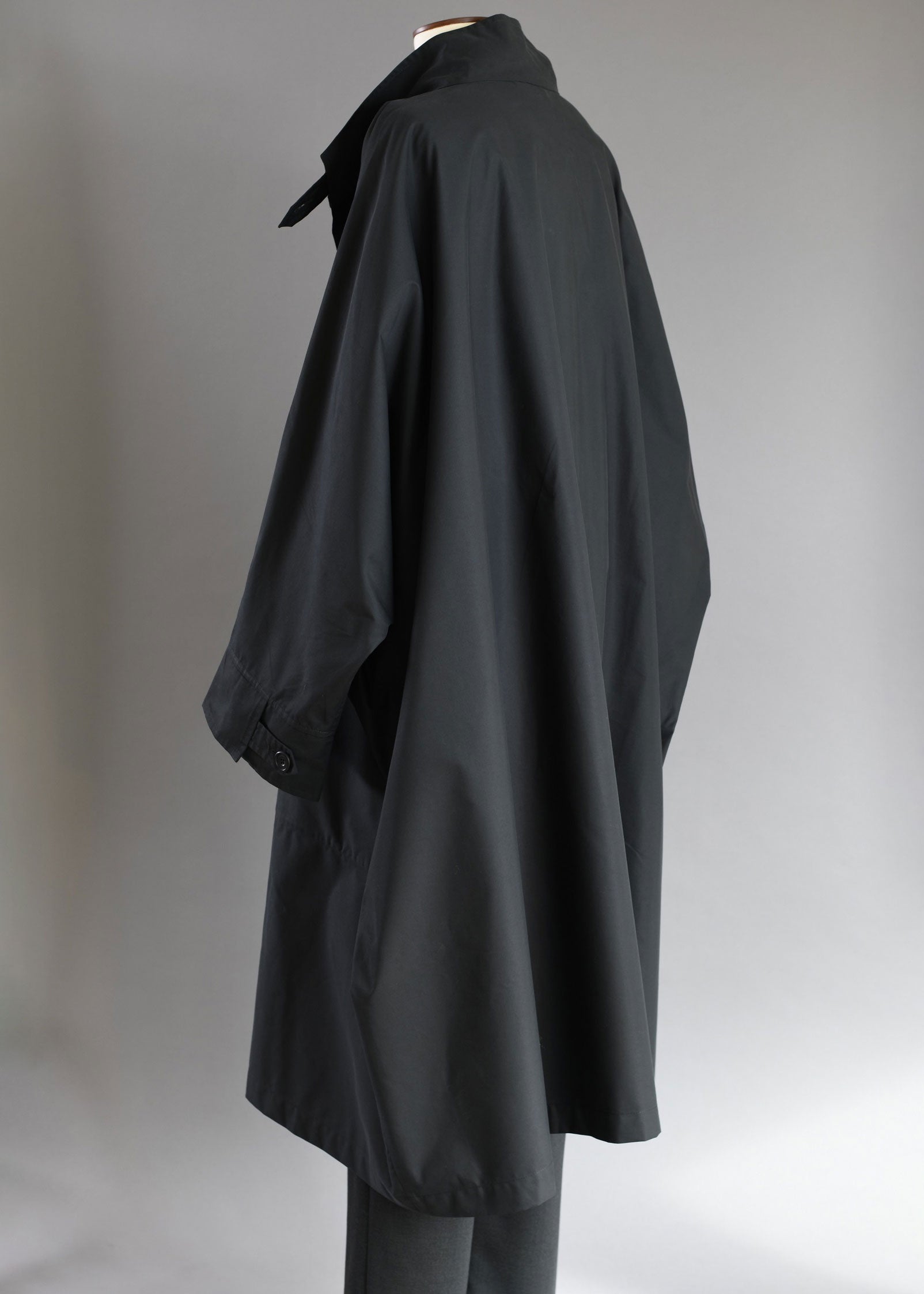 linen xtra wide sloped shldr raincoat w/ tabs - 3/4 leng
