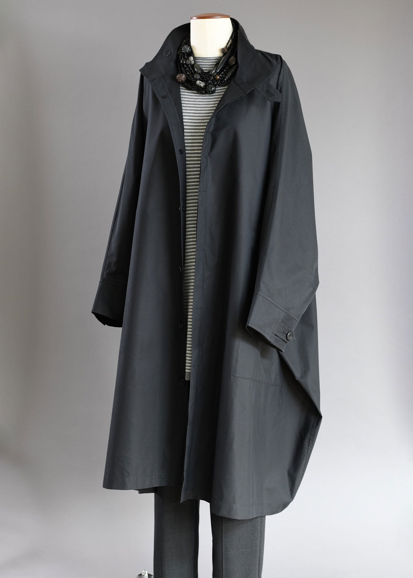 linen xtra wide sloped shldr raincoat w/ tabs - 3/4 leng