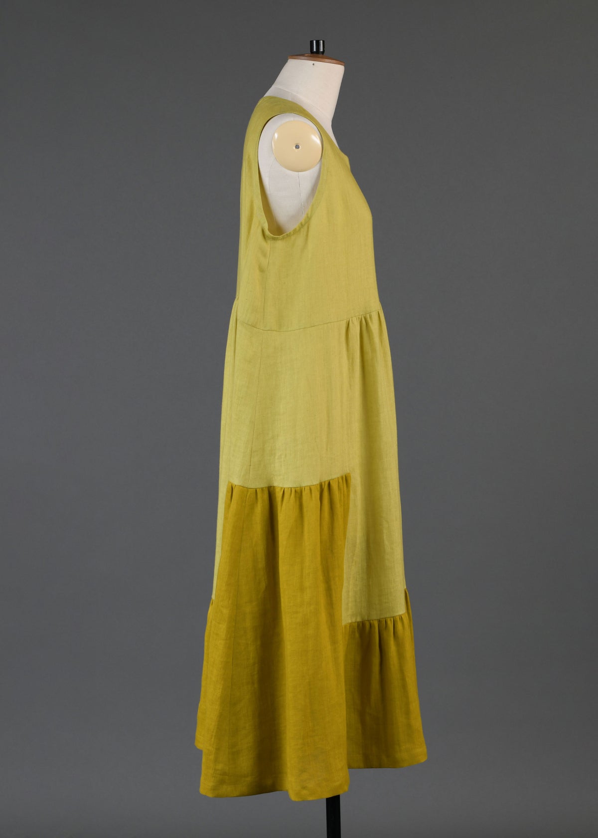 linen two tone tiered pleated sleeveless dress in dijon mix