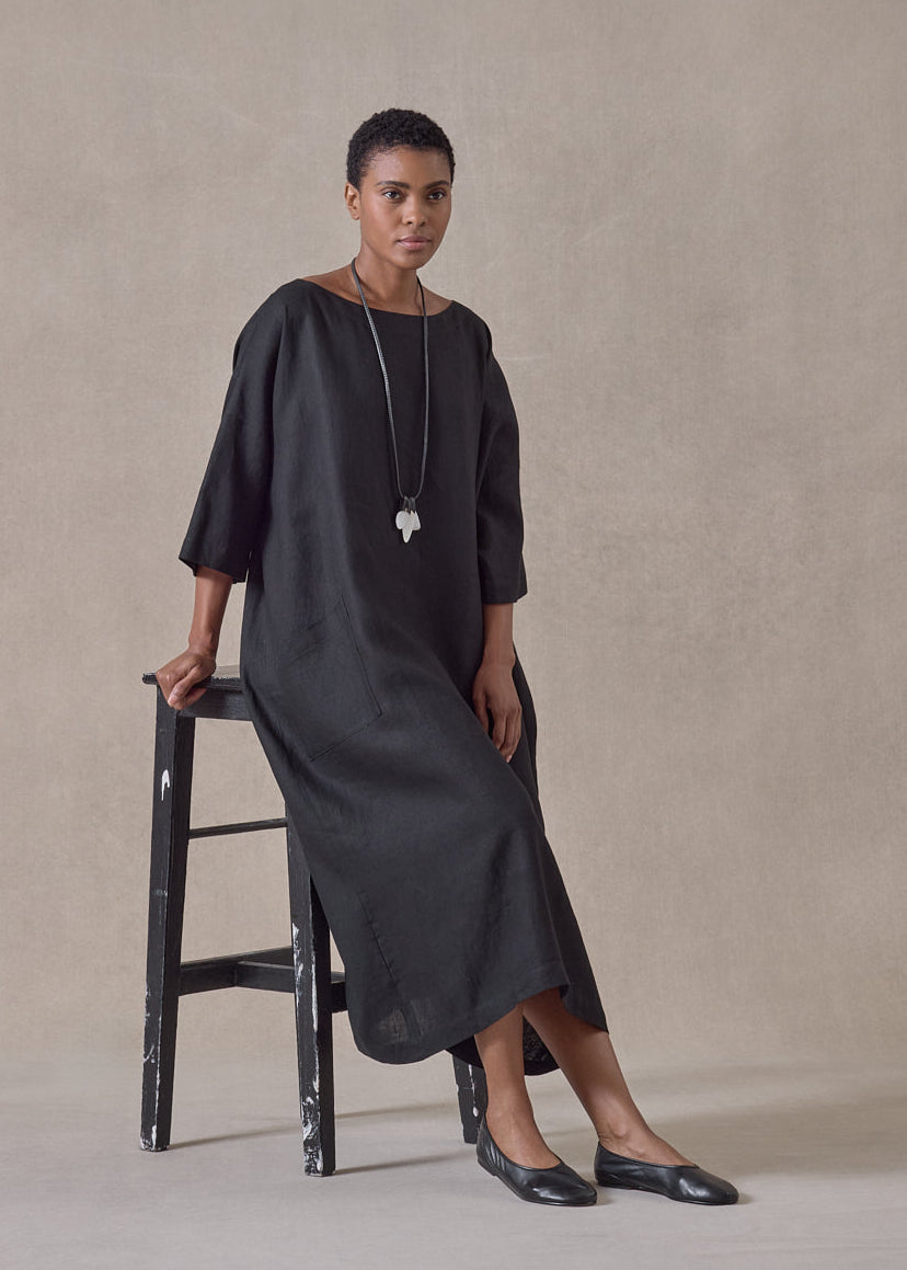 linen angle-to-front side seam scoop neck t-shirt dress (black)