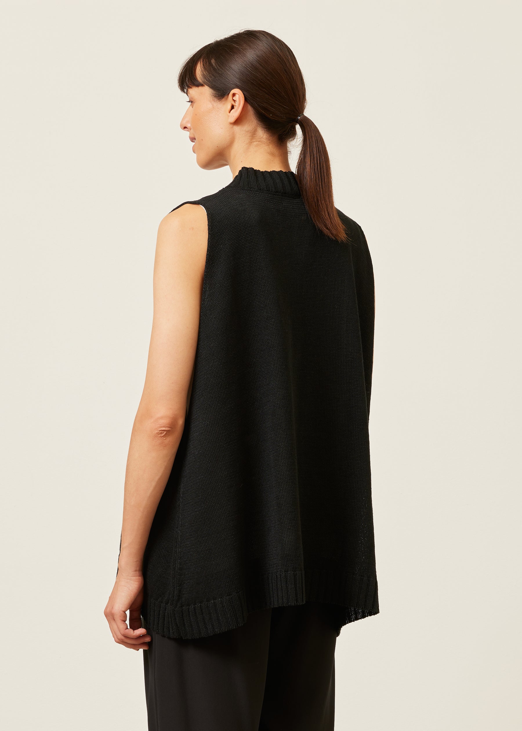 linen sleeveless a-line V neck sweater - mid plus