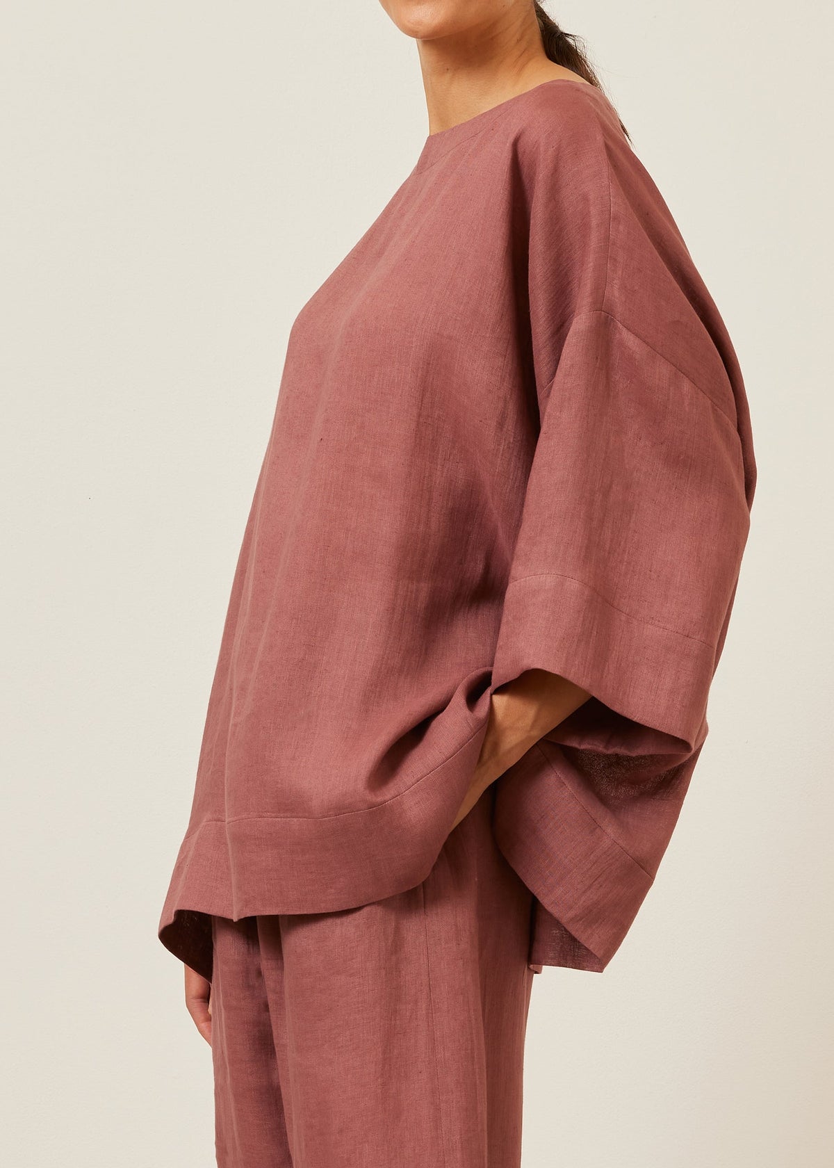 linen scoop neck 3/4 sleeve top with hem bands - long (darkpink)