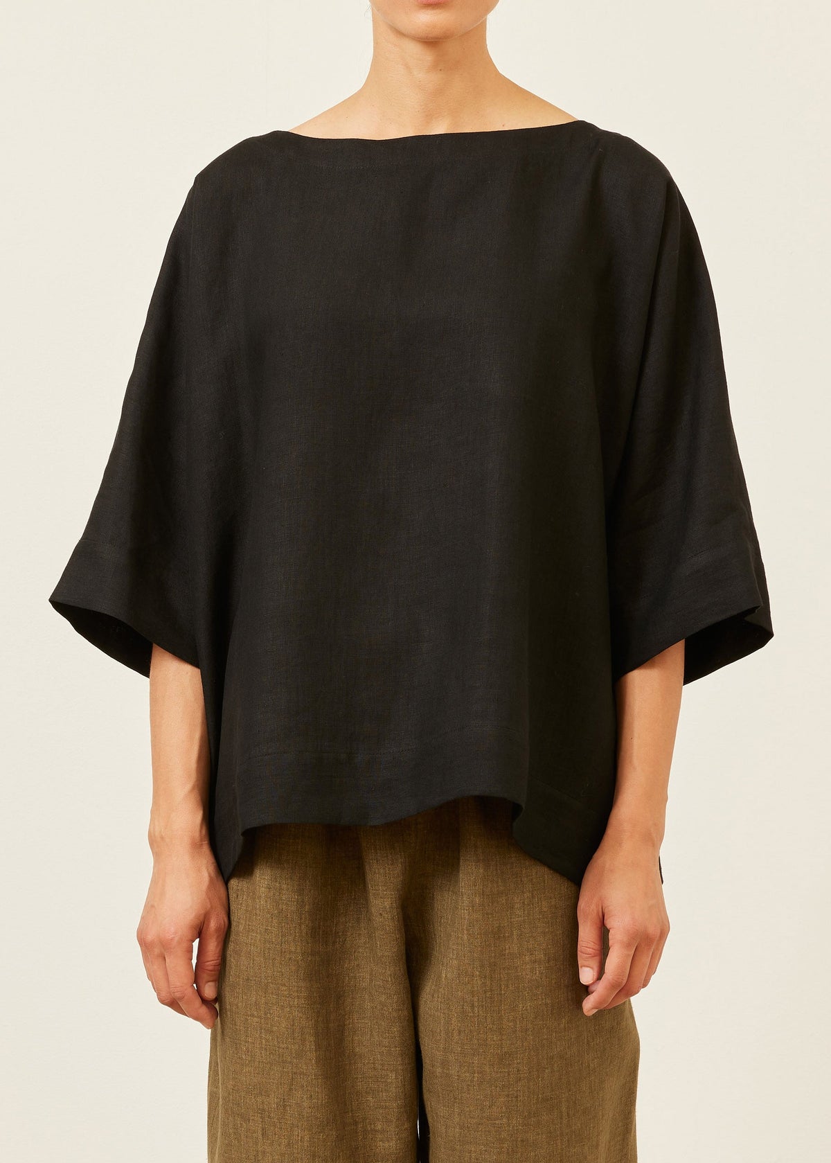linen scoop neck 3/4 sleeve top with hembands - mid plus (black)