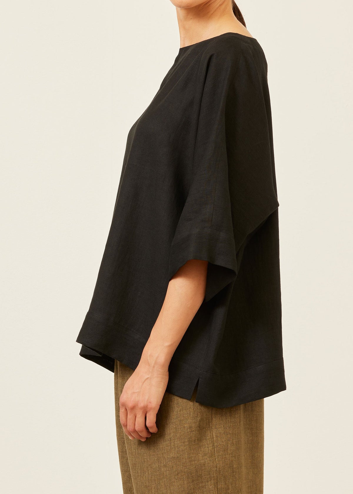 linen scoop neck 3/4 sleeve top with hembands - mid plus (black)
