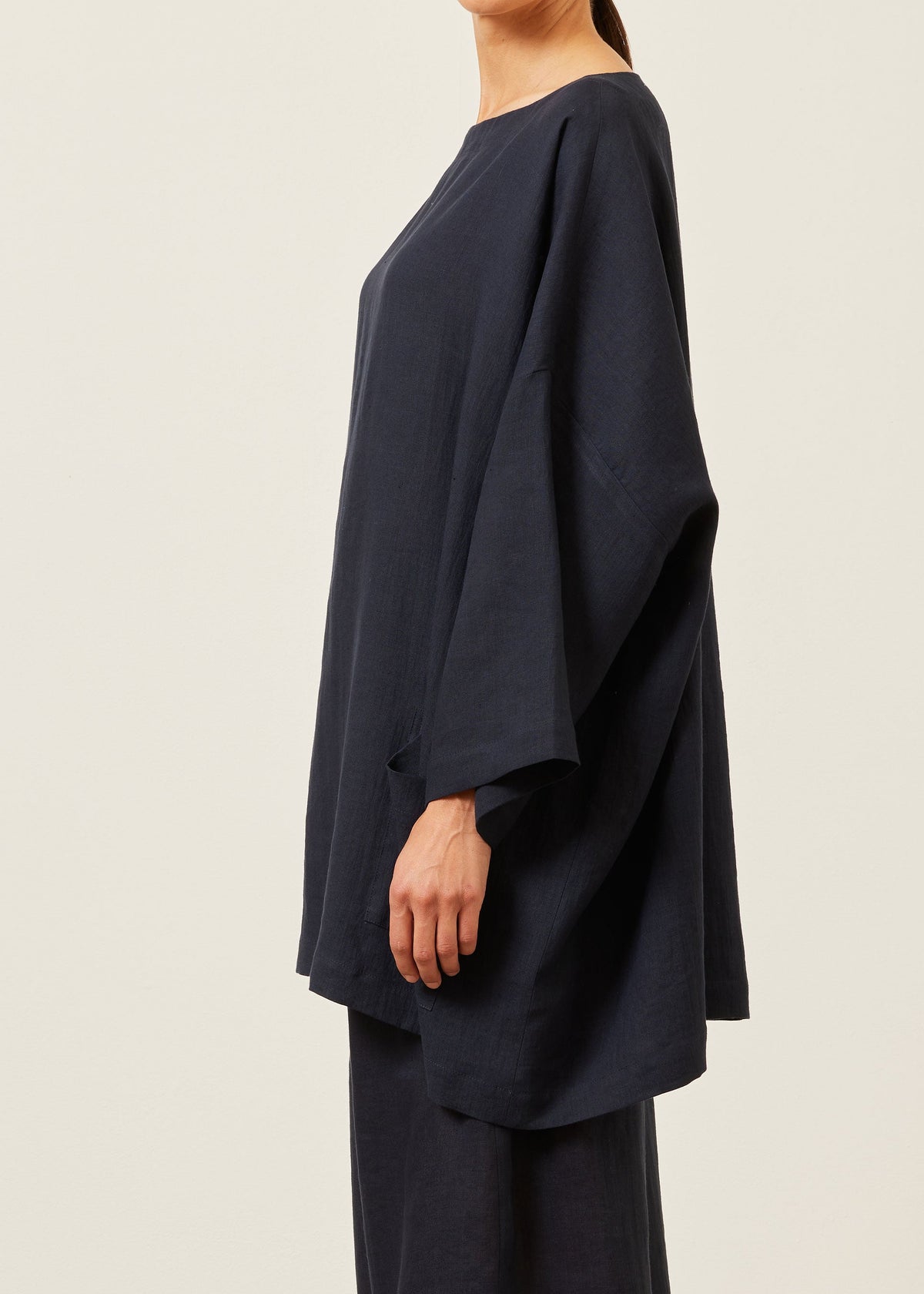linen sloped shoulder scoop neck poncho - long plus (navydark)