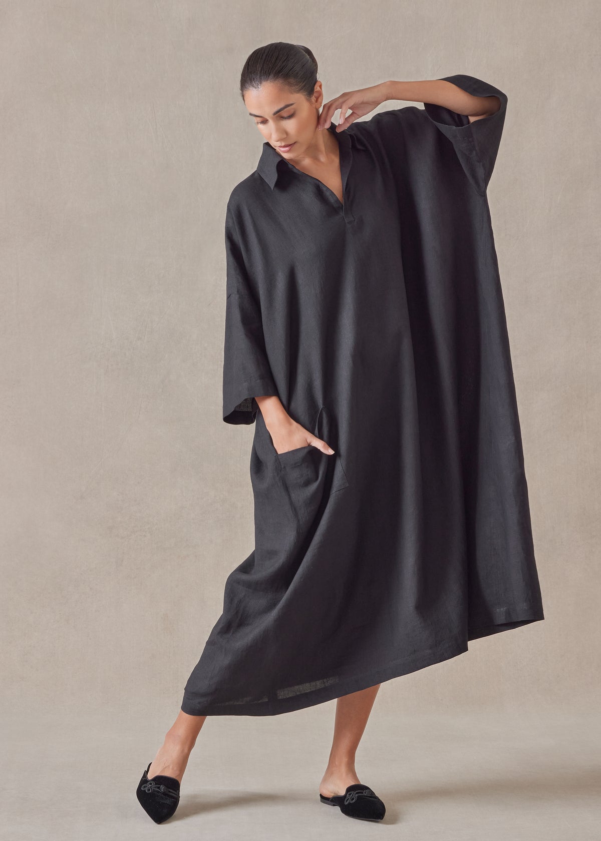 lightweight linen angle to front side seam short sleeve dress with collar (black)