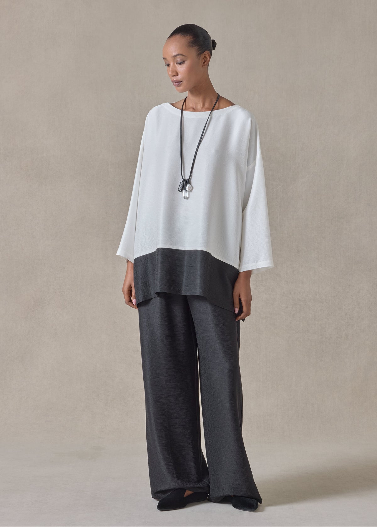 midweight silk plissé wide a-line scoop neck top - long (white/black)