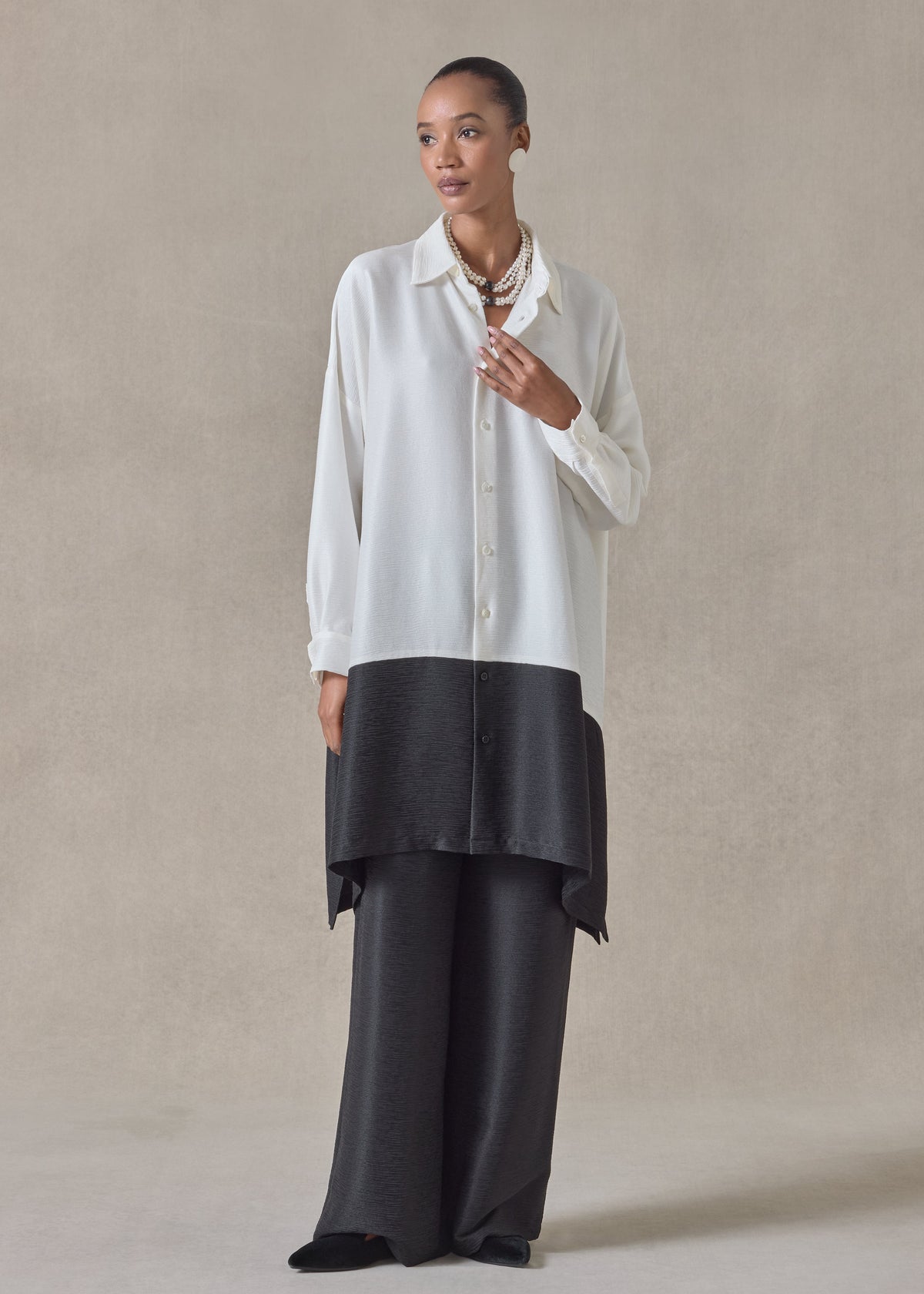 midweight silk plissé wide a-line shirt with collar - very long with slits (white/black)
