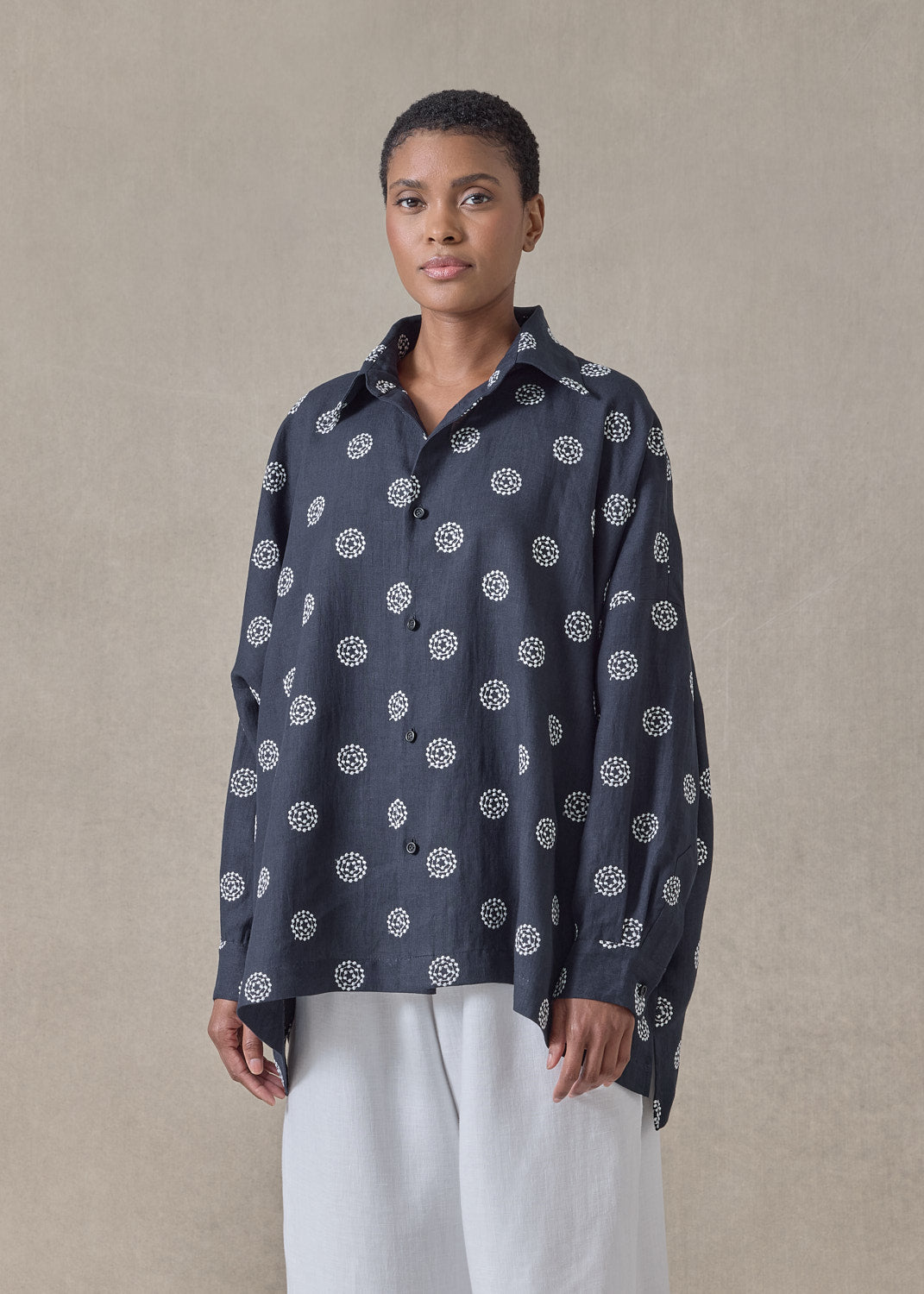 embroidered linen wide longer back shirt with collar - mid plus (navy with white)