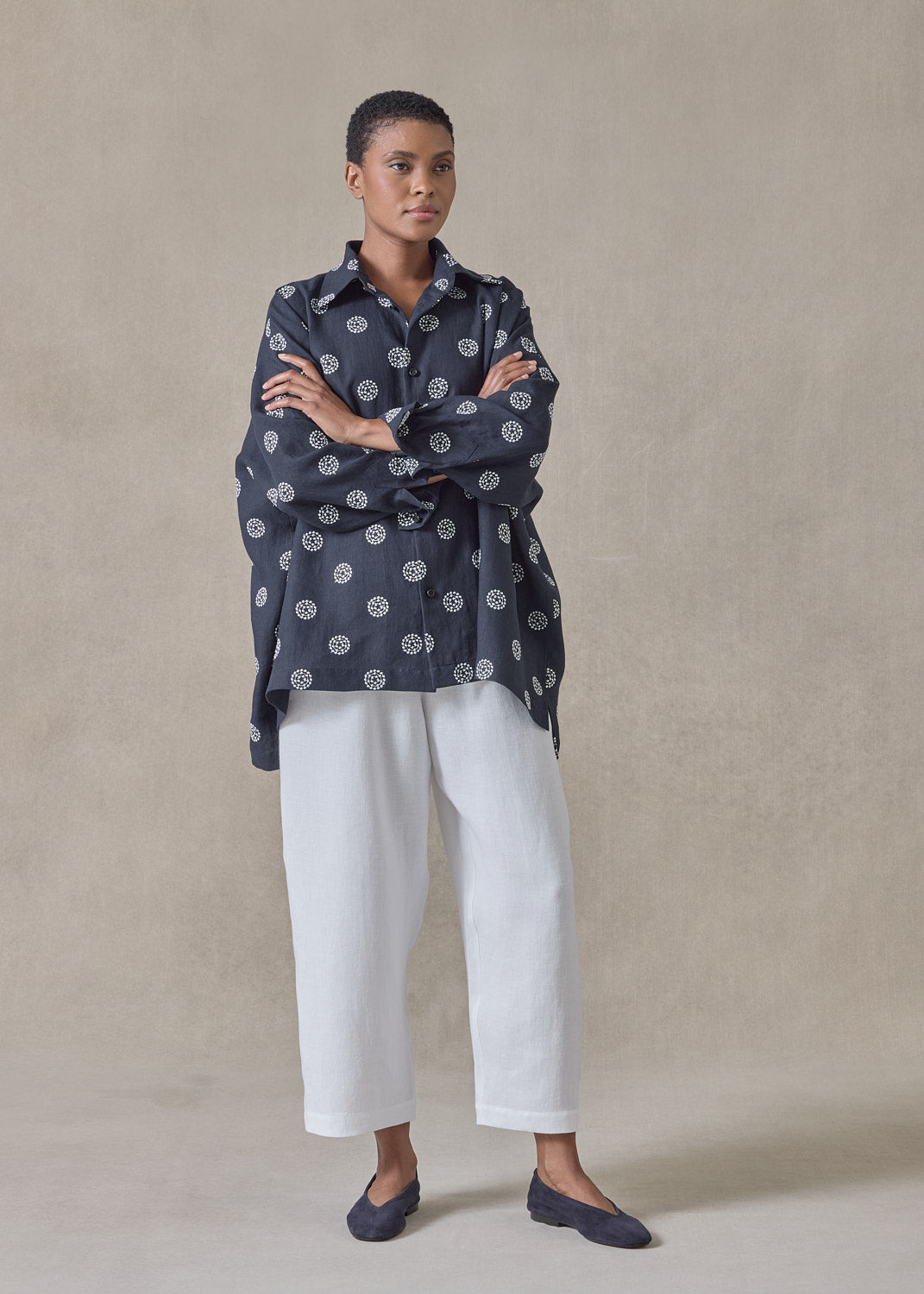 embroidered linen wide longer back shirt with collar - mid plus (navy with white)