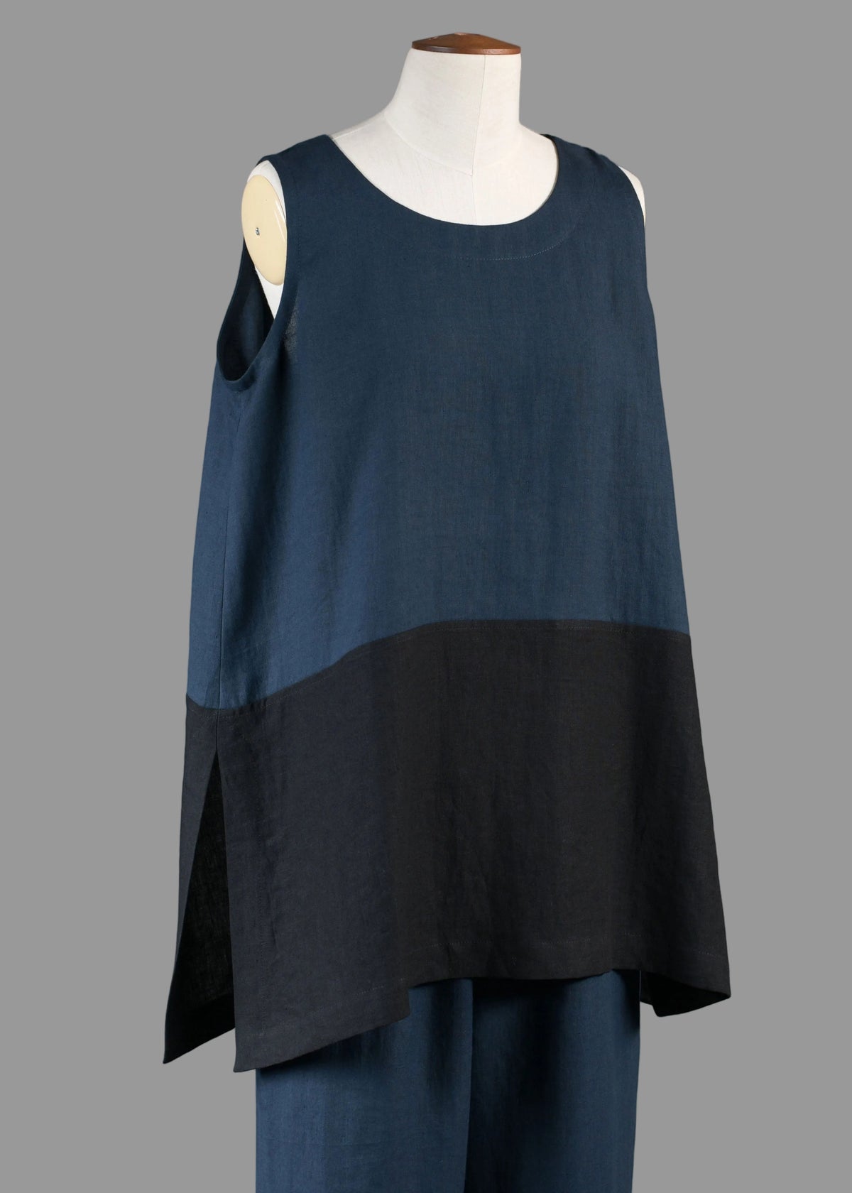 linen A-line round neck shell with side slit detail - long in black/navydark