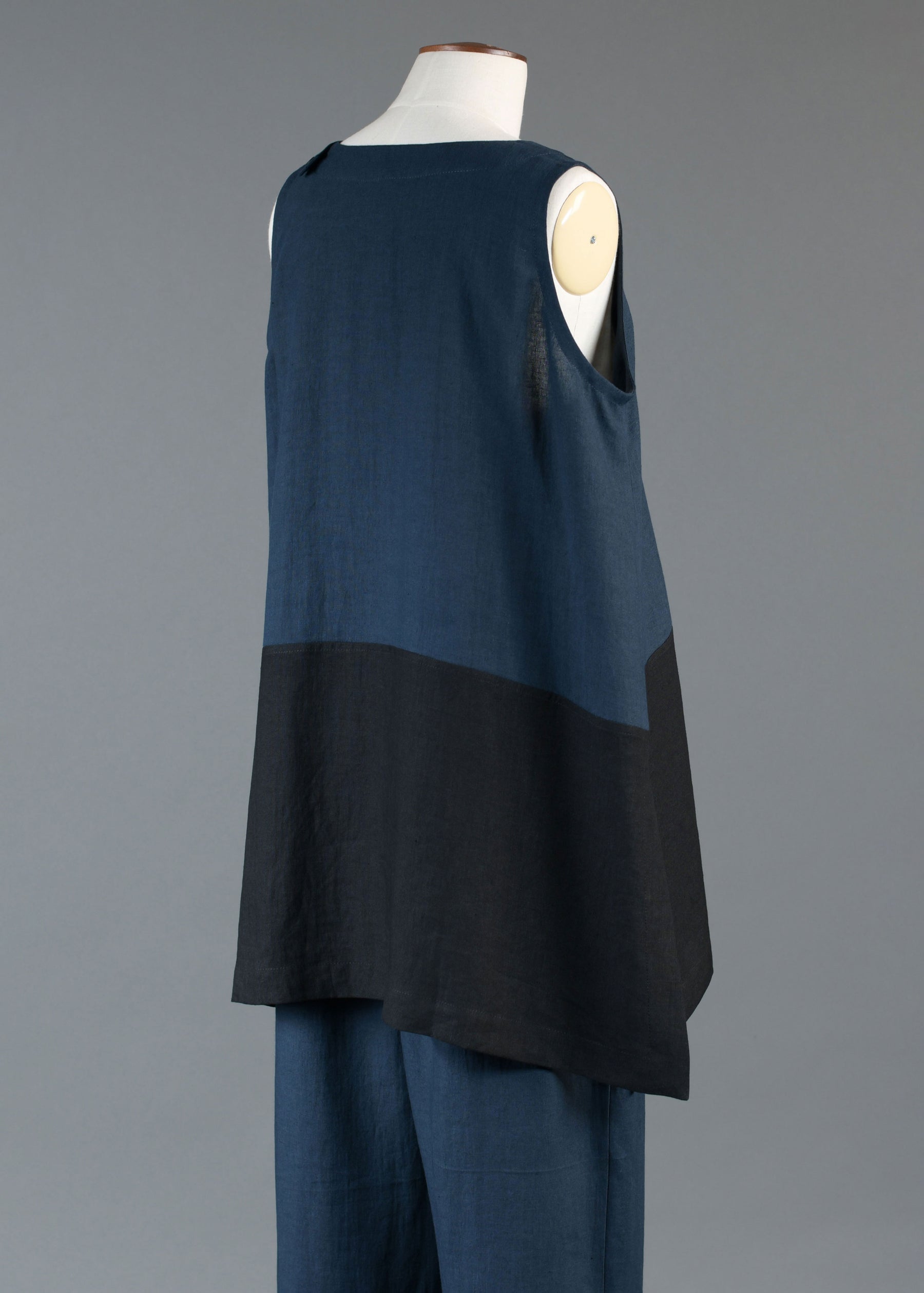 linen A-line round neck shell with side slit detail - long in black/navydark