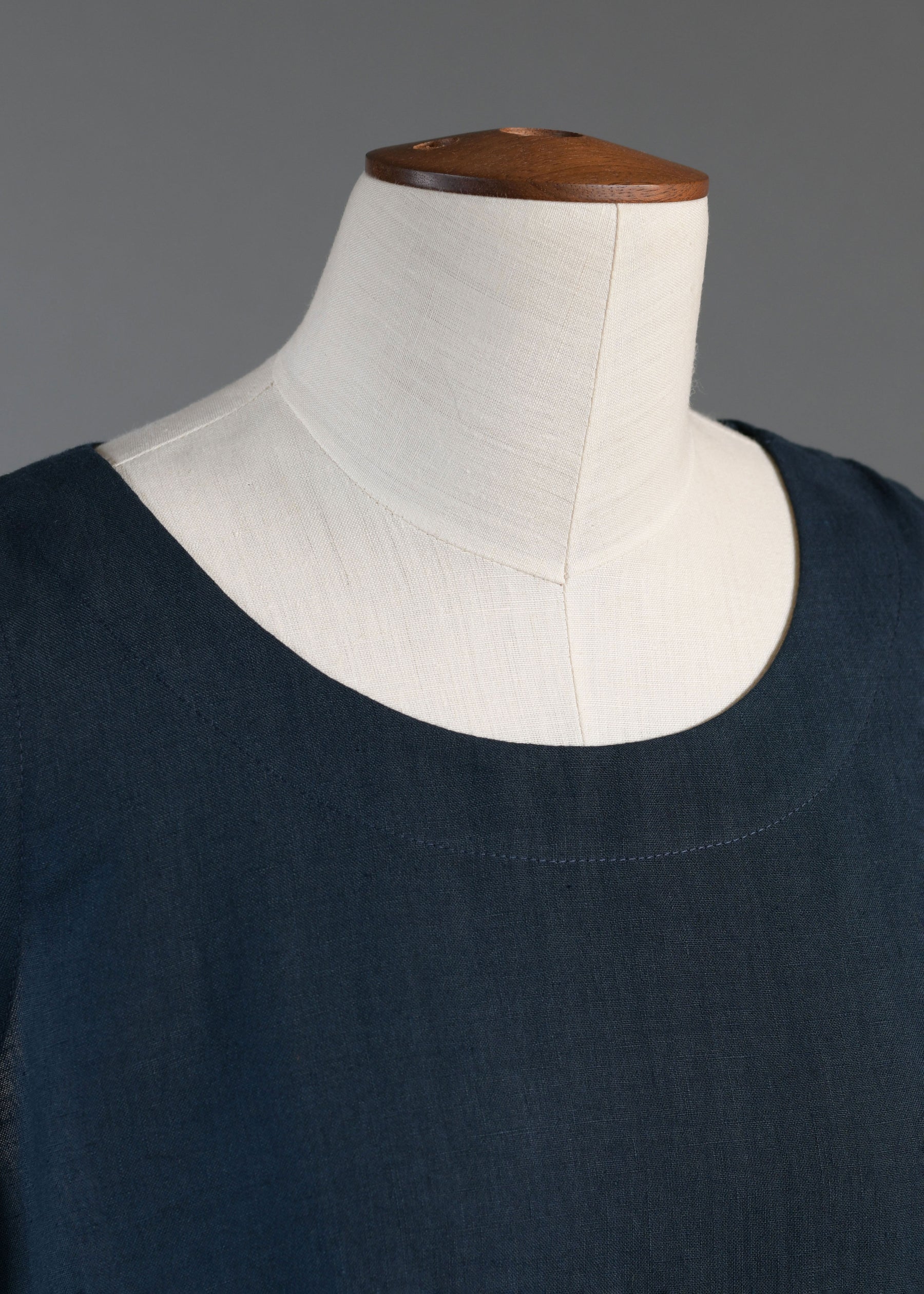 linen A-line round neck shell with side slit detail - long in black/navydark