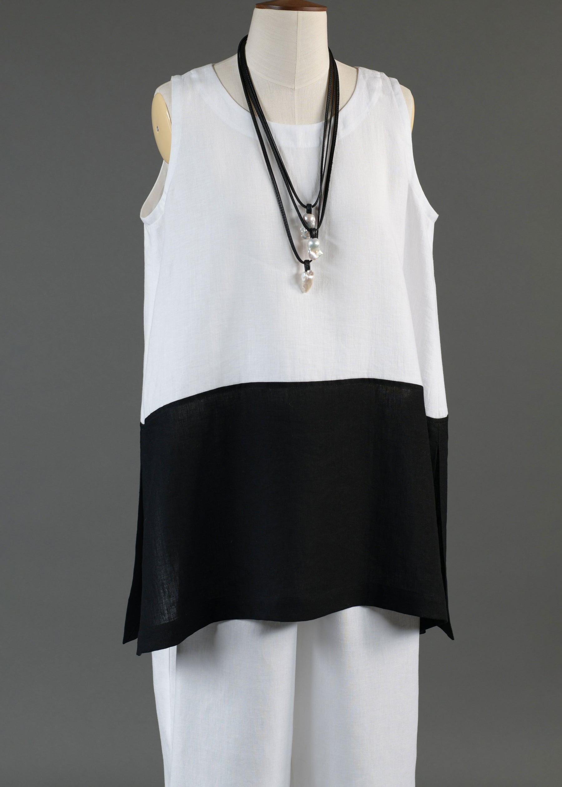 linen A-line round neck shell with side slit detail - long in black/white