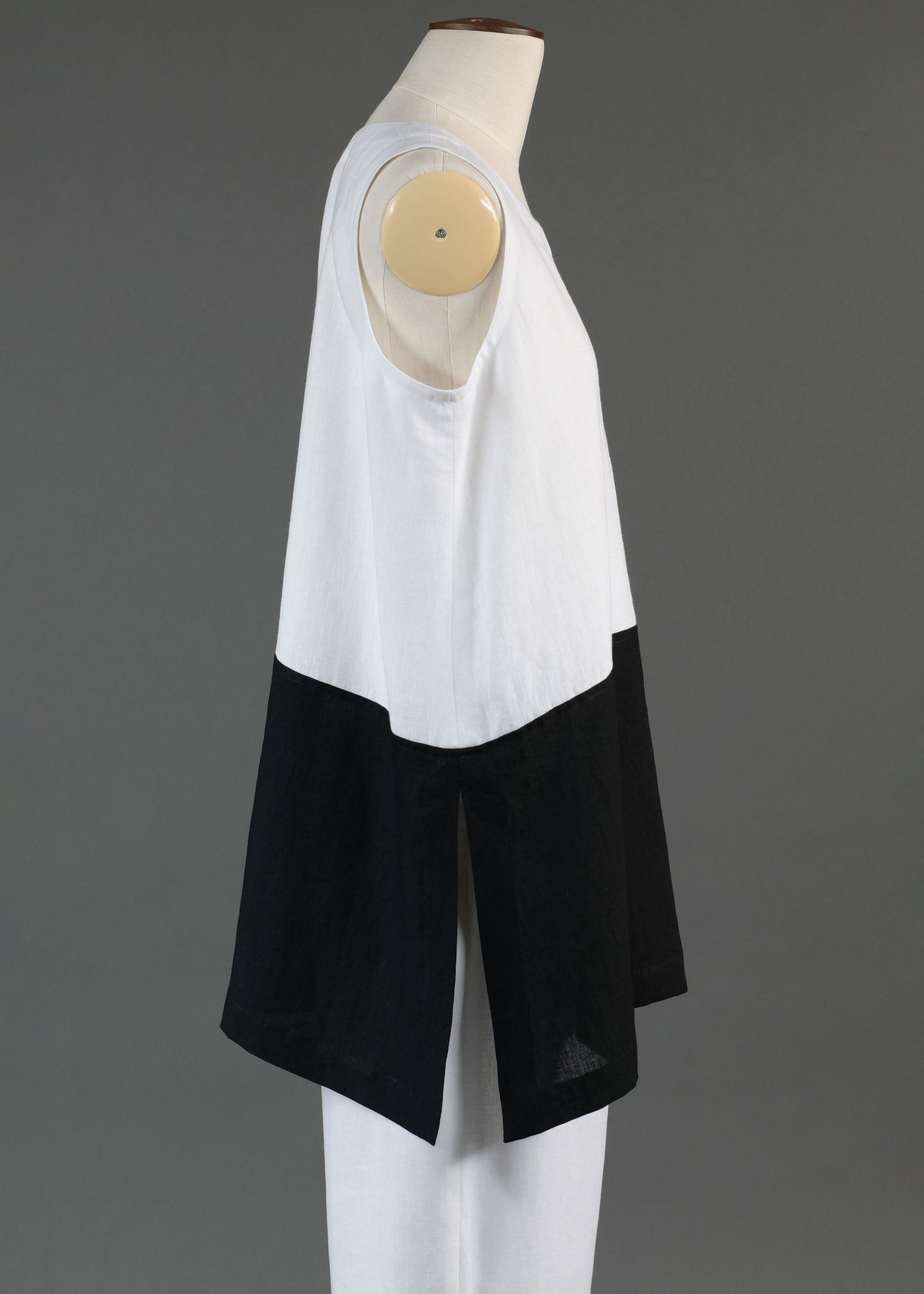 linen A-line round neck shell with side slit detail - long in black/white