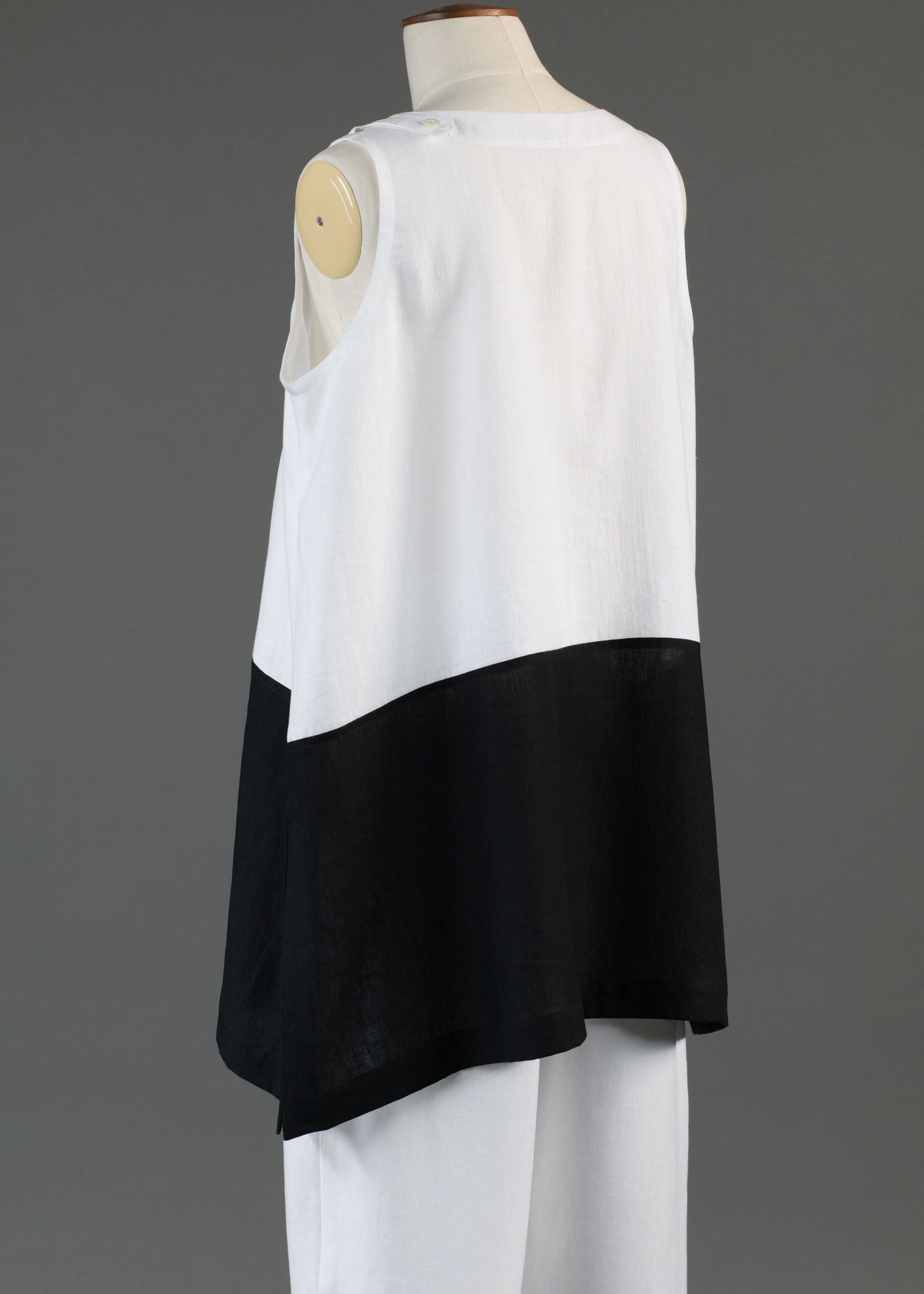 linen A-line round neck shell with side slit detail - long in black/white