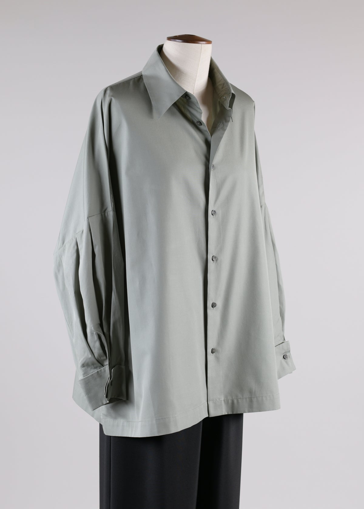 sloped shoulder square shirt with collar and pleated sleeve - long