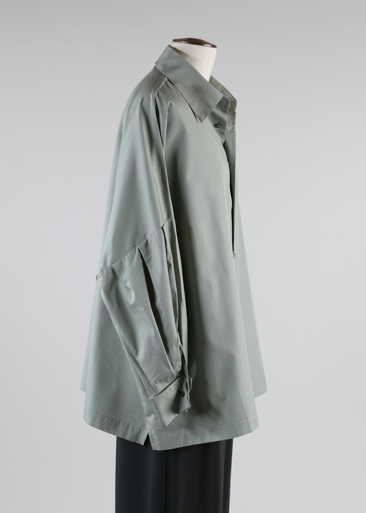 sloped shoulder square shirt with collar and pleated sleeve - long