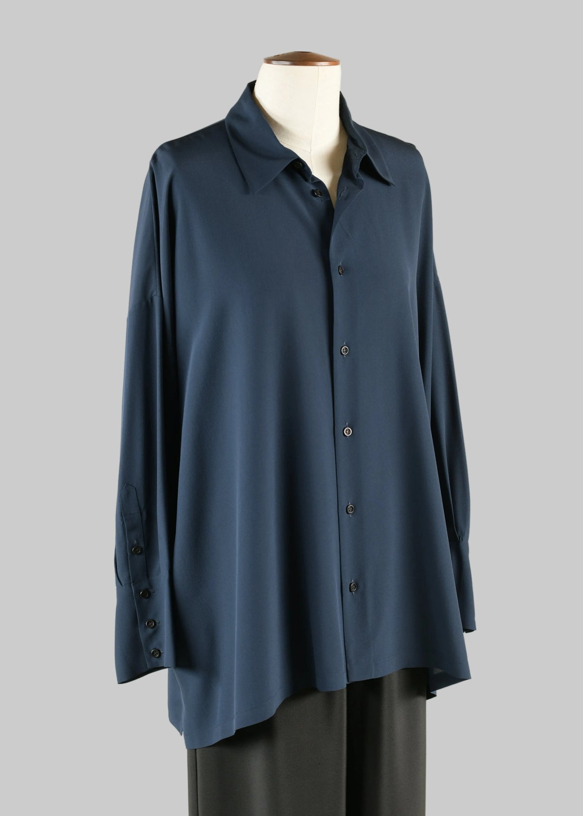 silk wide a-line back pleat shirt with collar and cuff - long (navydark)