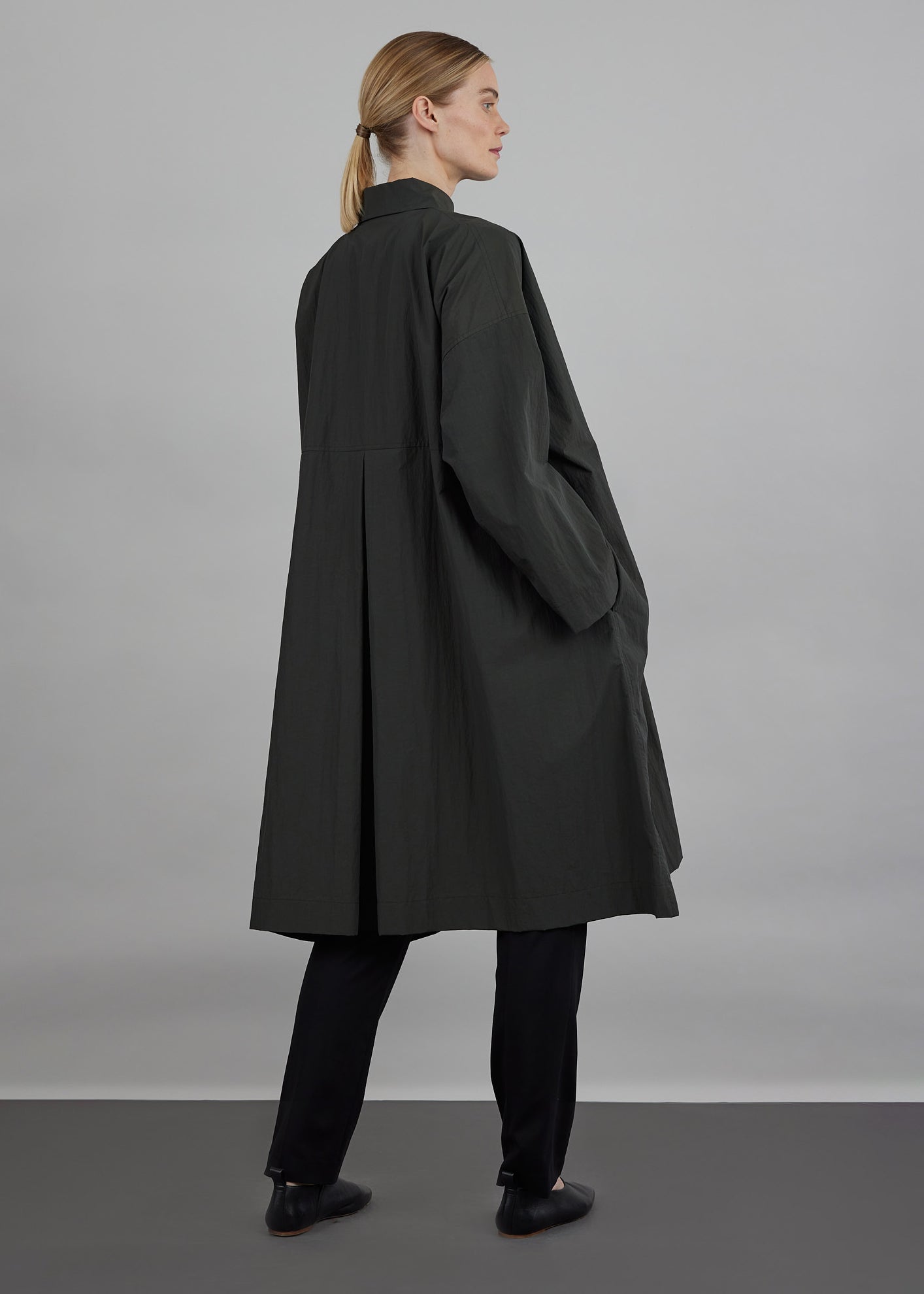 wide A-line back pleat coat with collar - 3/4 length