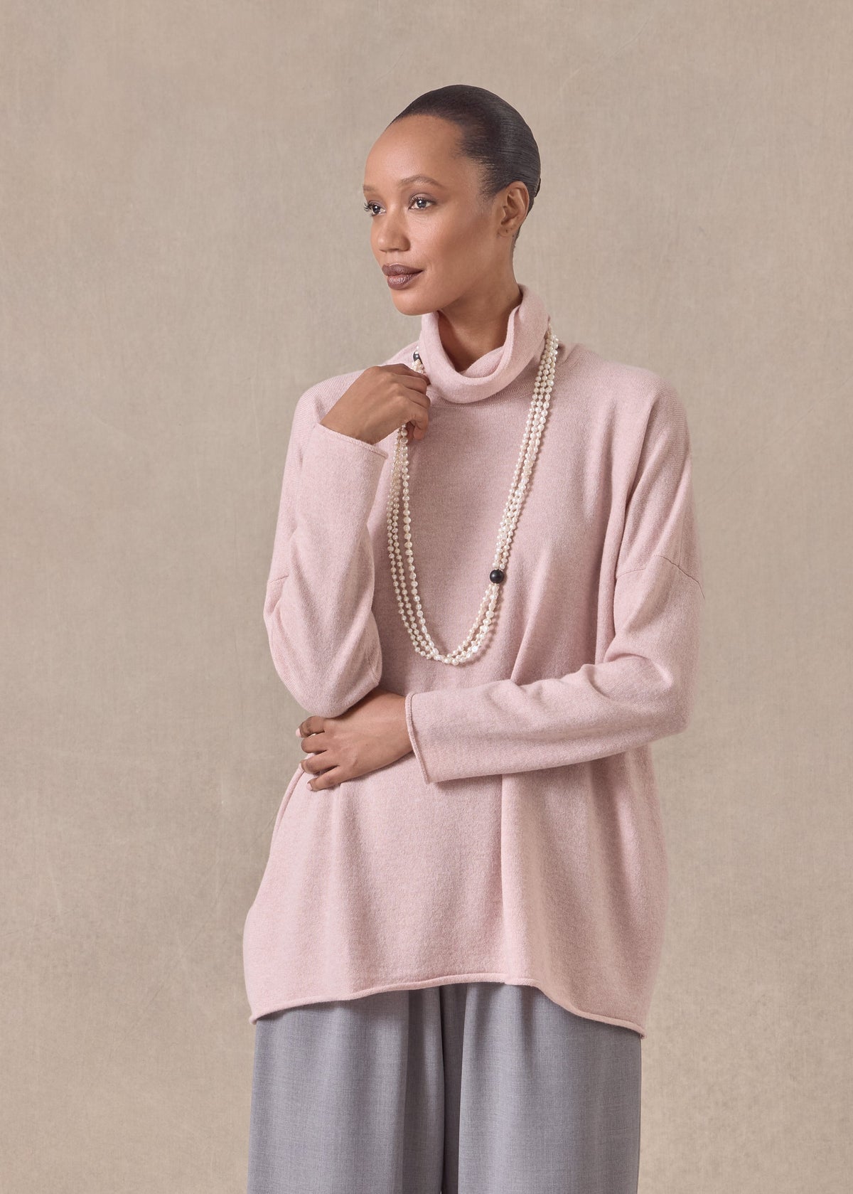 cashmere slim sleeve raw edge scrunch neck sweater - mid plus (rosepowder)