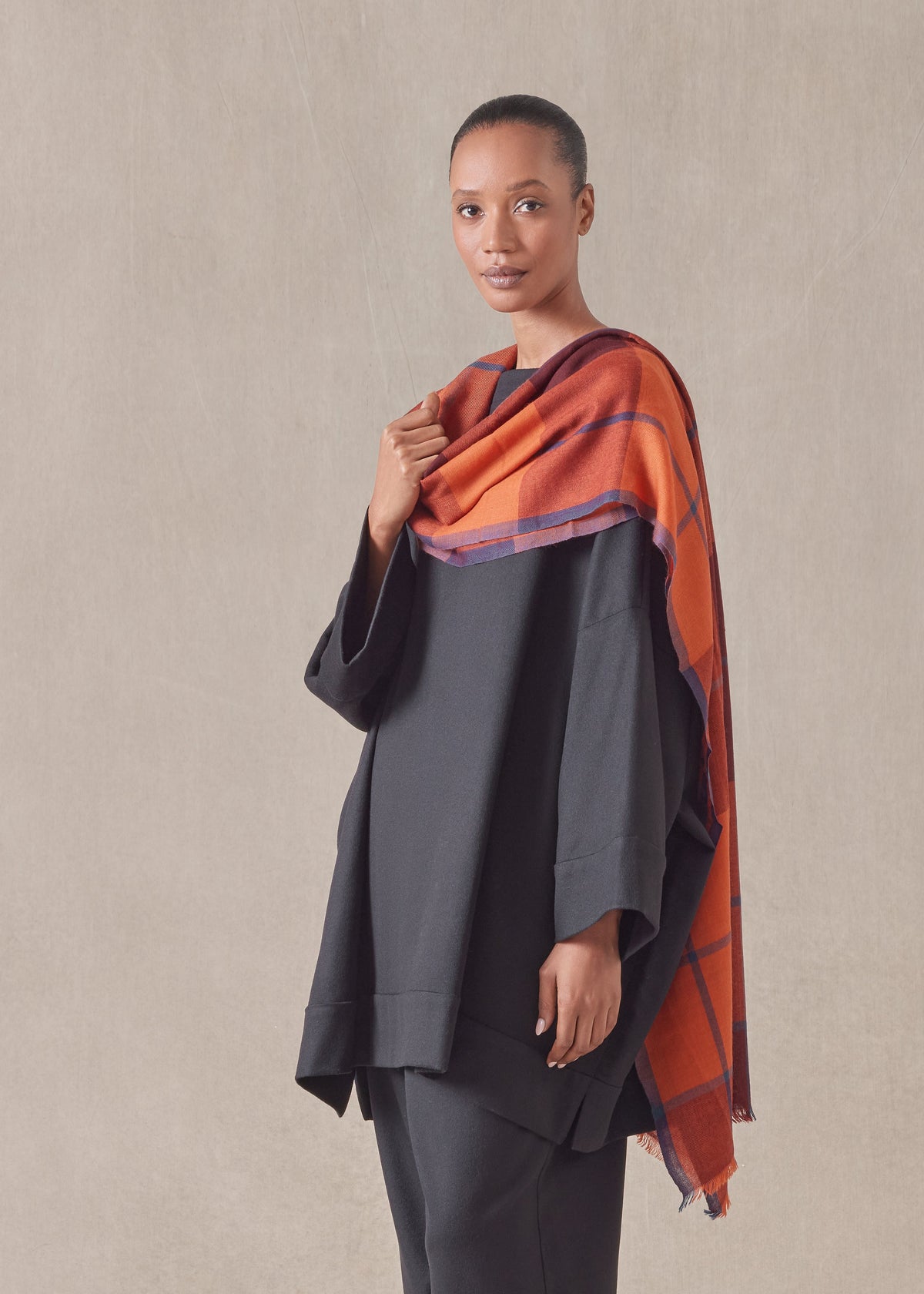 cashmere sloped shoulder scoop neck poncho with hembands - long plus (black)