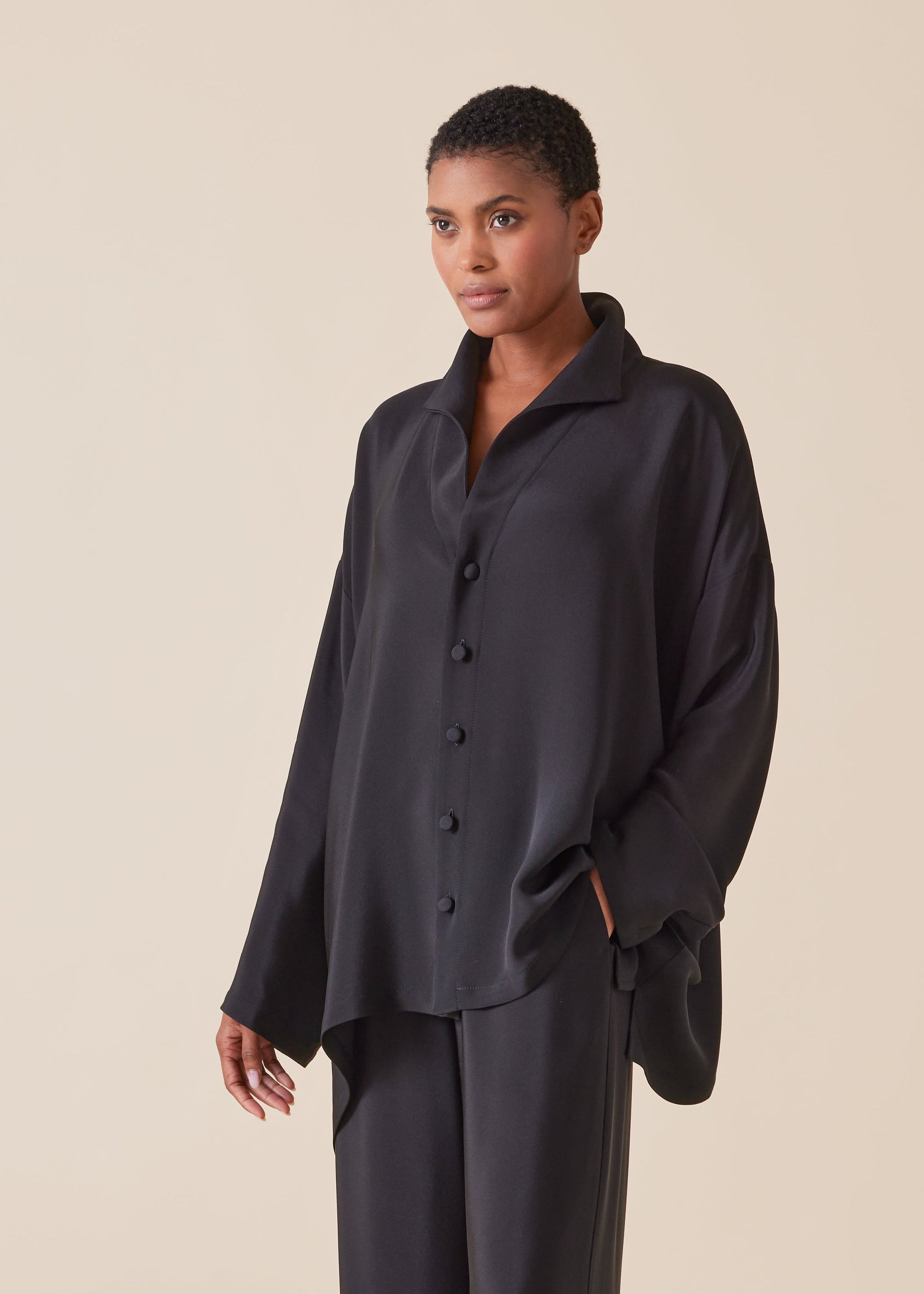 silk wide a-line shirt with open standup collar - mid plus (black) silk wide a-line shirt with open standup collar - mid plus (black)