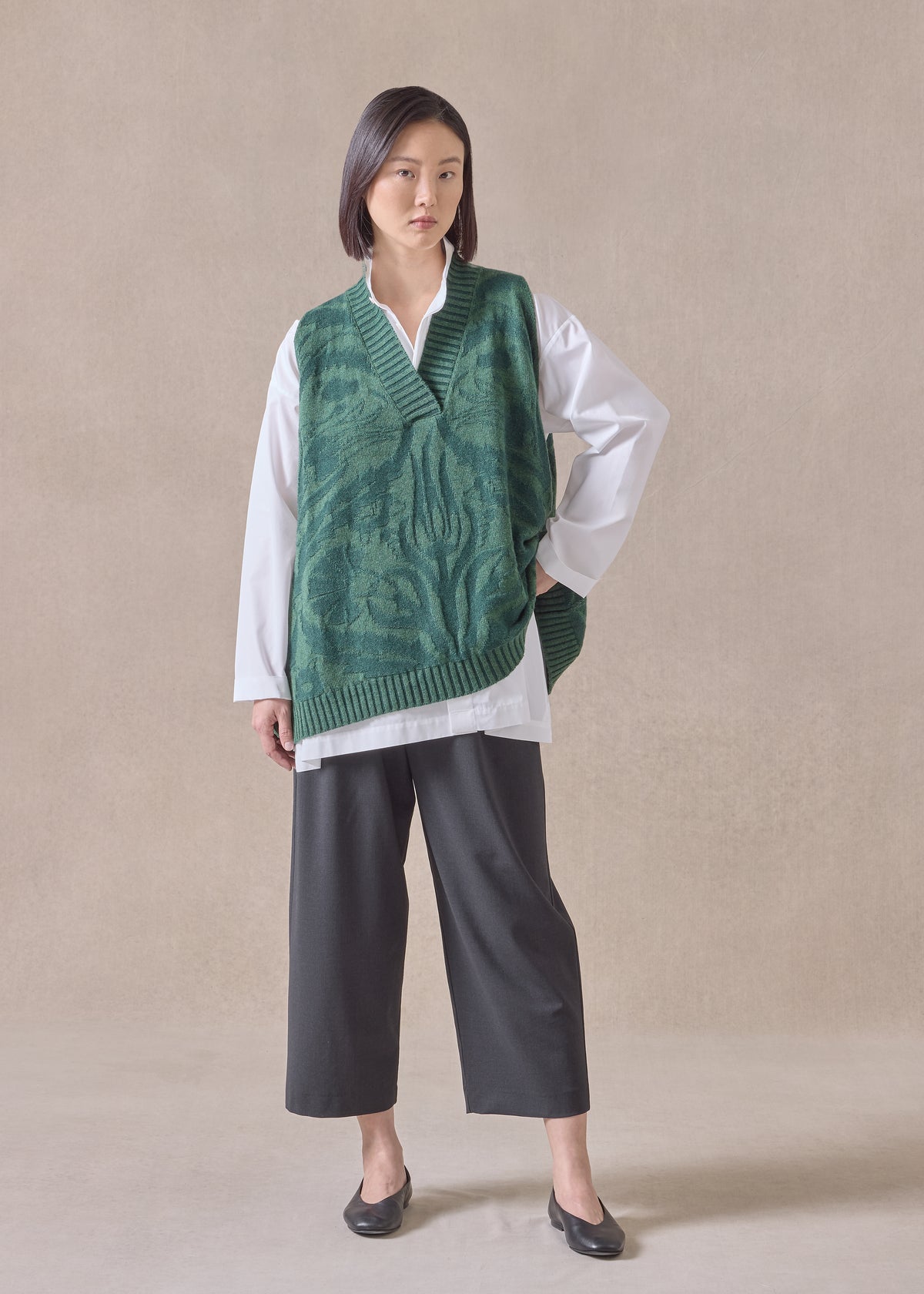 cashmere a-line sleeveless V-neck - mid plus