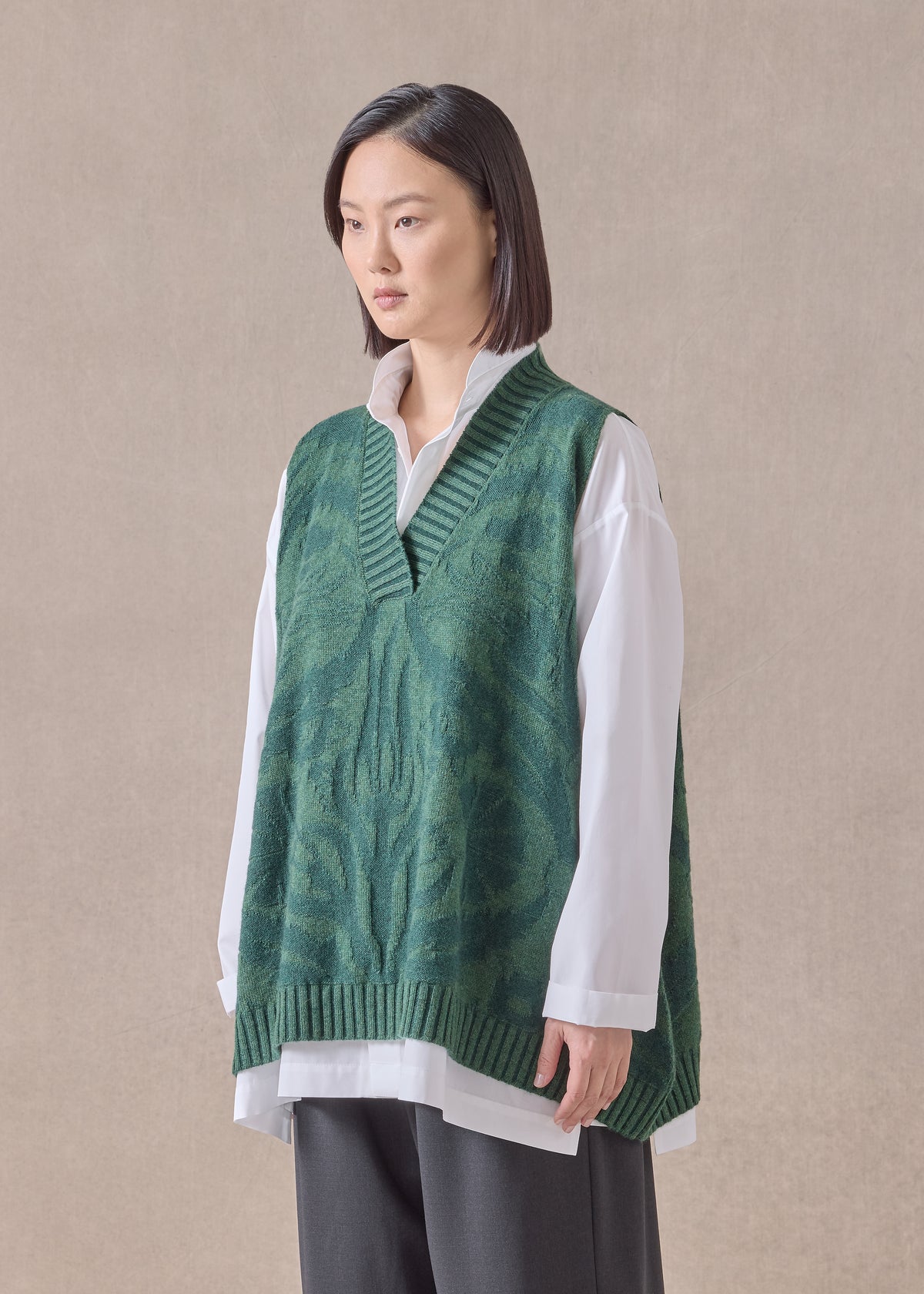 cashmere a-line sleeveless V-neck - mid plus