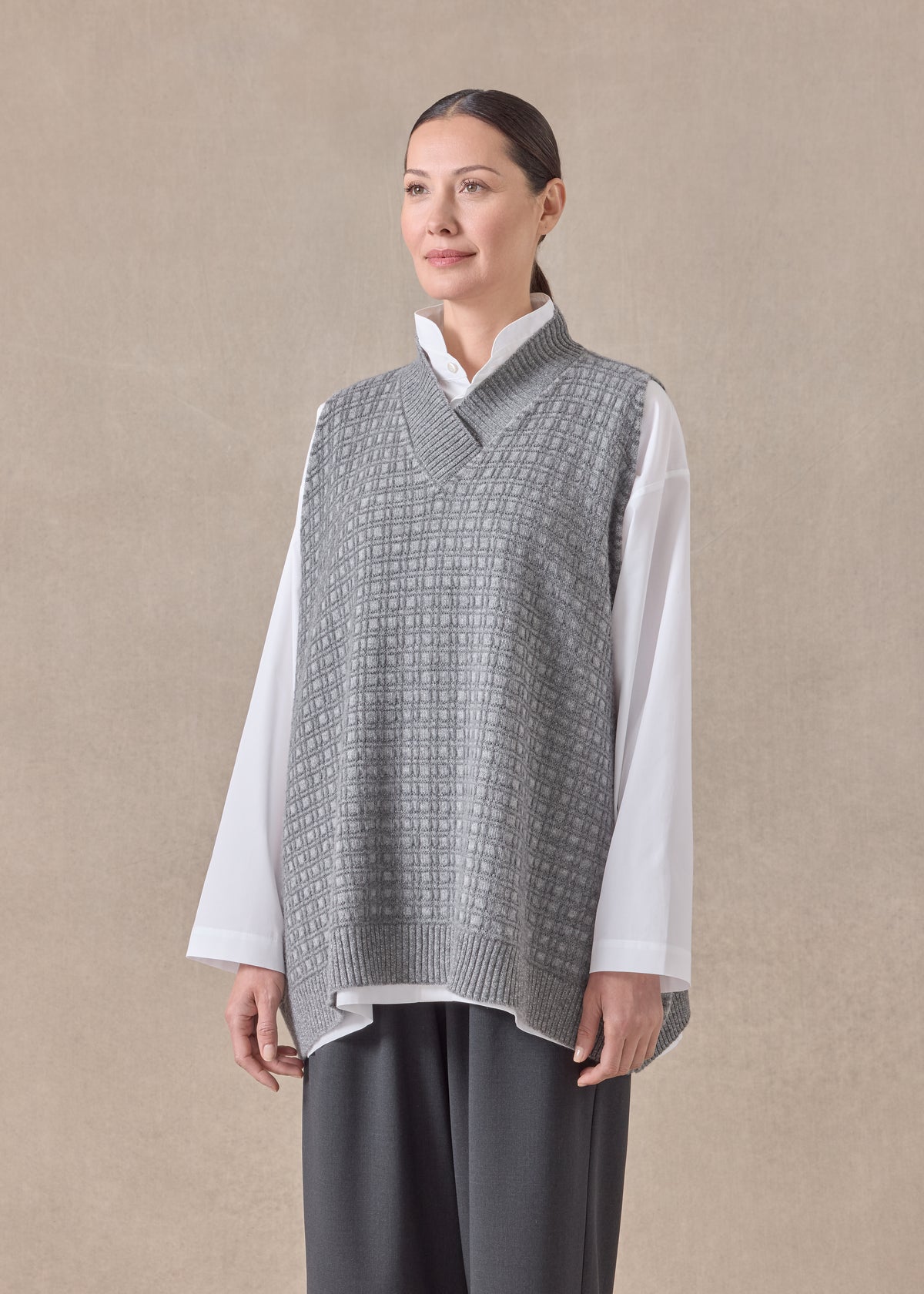 cashmere sleeveless a-line cross over V neck - mid plus (windsorgrey)