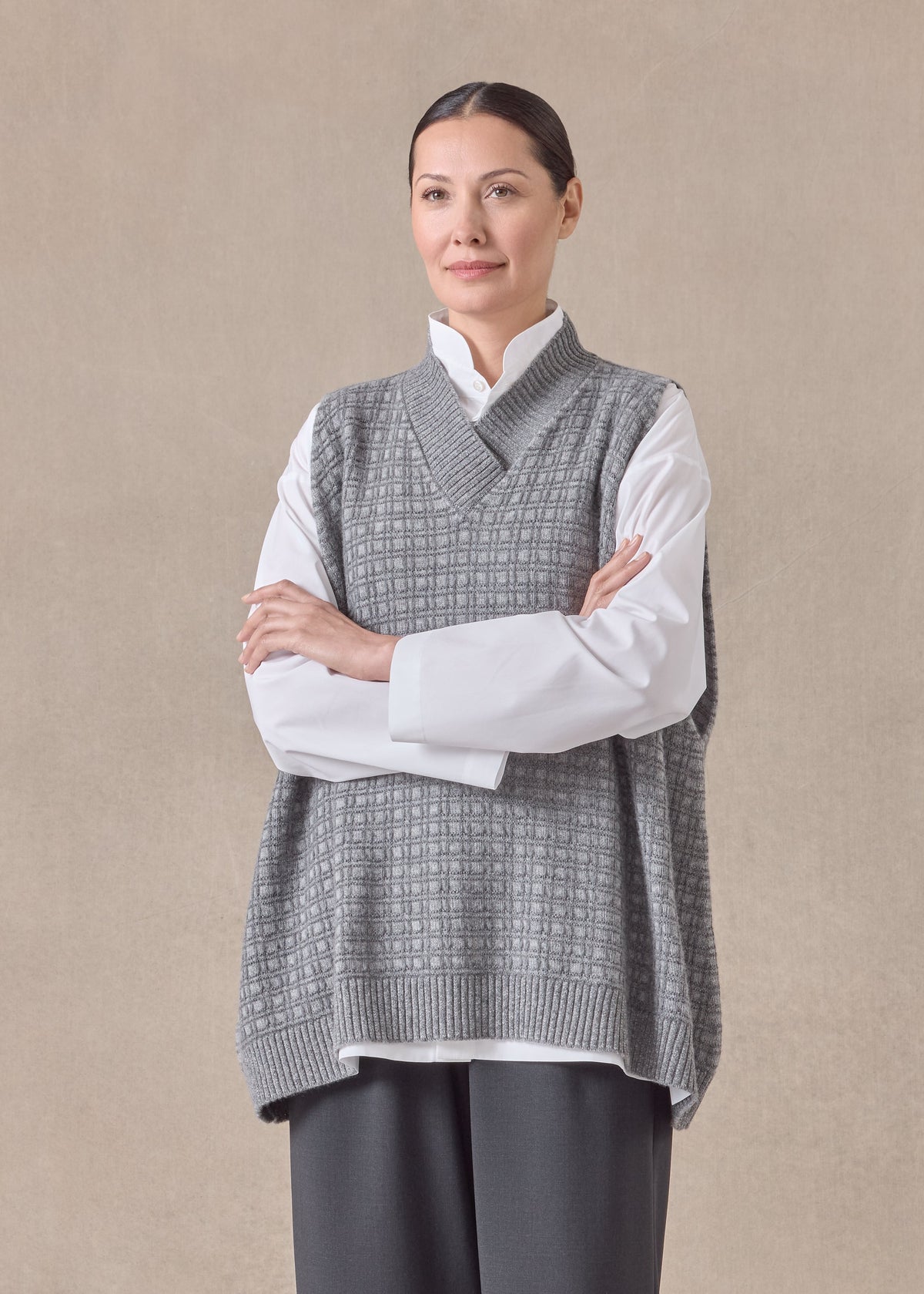 cashmere sleeveless a-line cross over V neck - mid plus (windsorgrey)