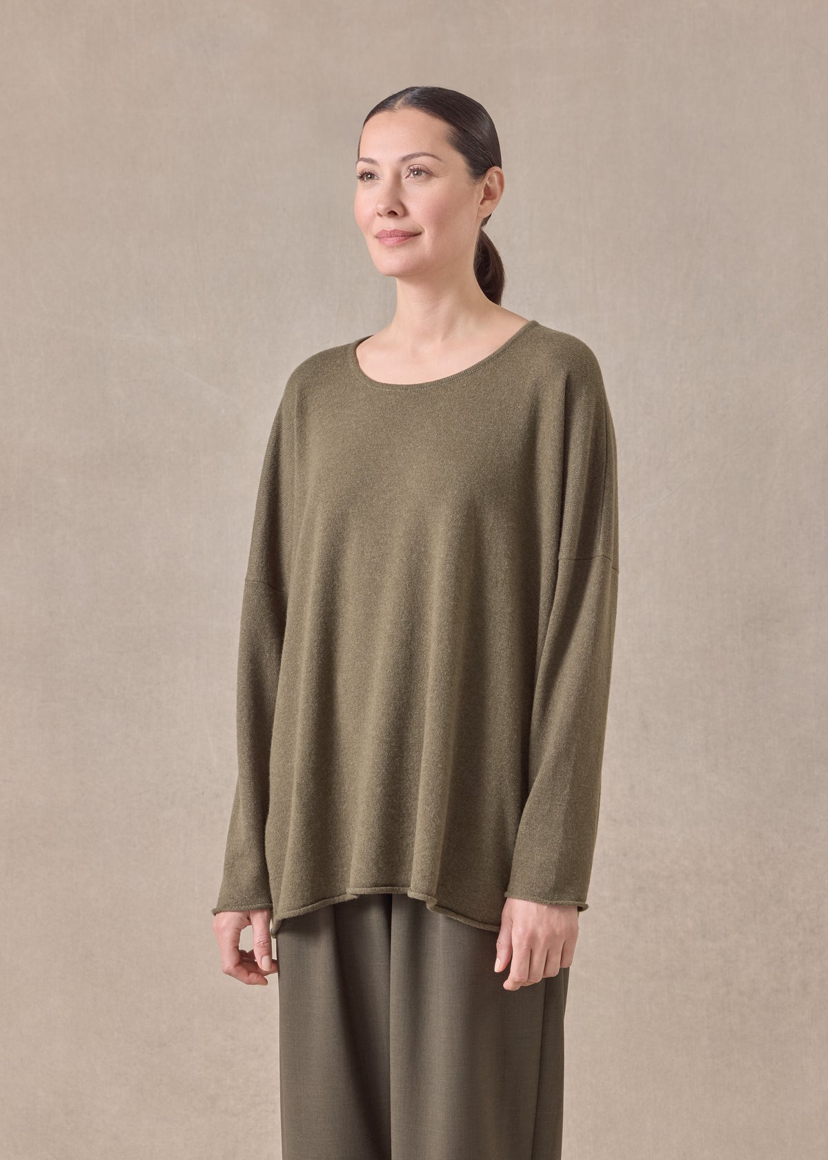 cashmere slim sleeve raw edge bateau neck - mid plus (antiquebronze)