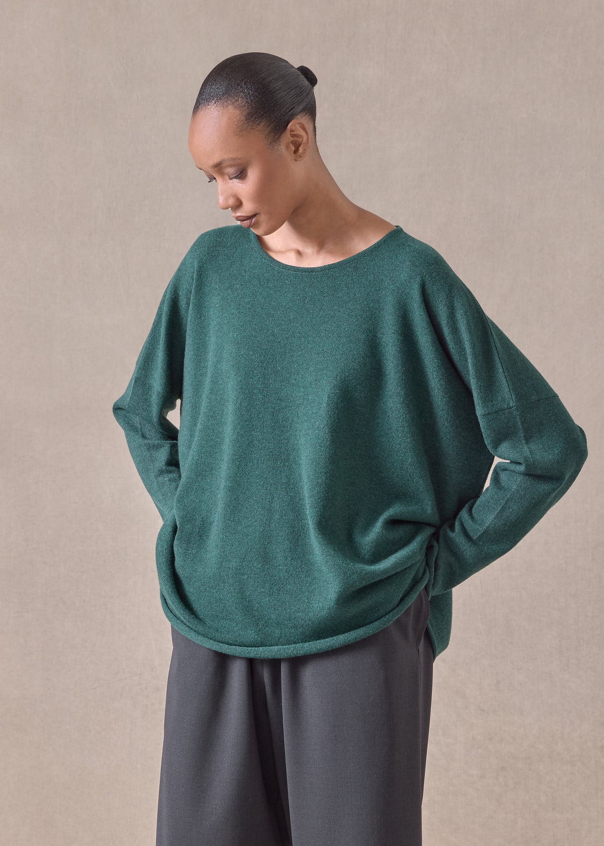 cashmere slim sleeve raw edge bateau neck - mid plus (spruce)