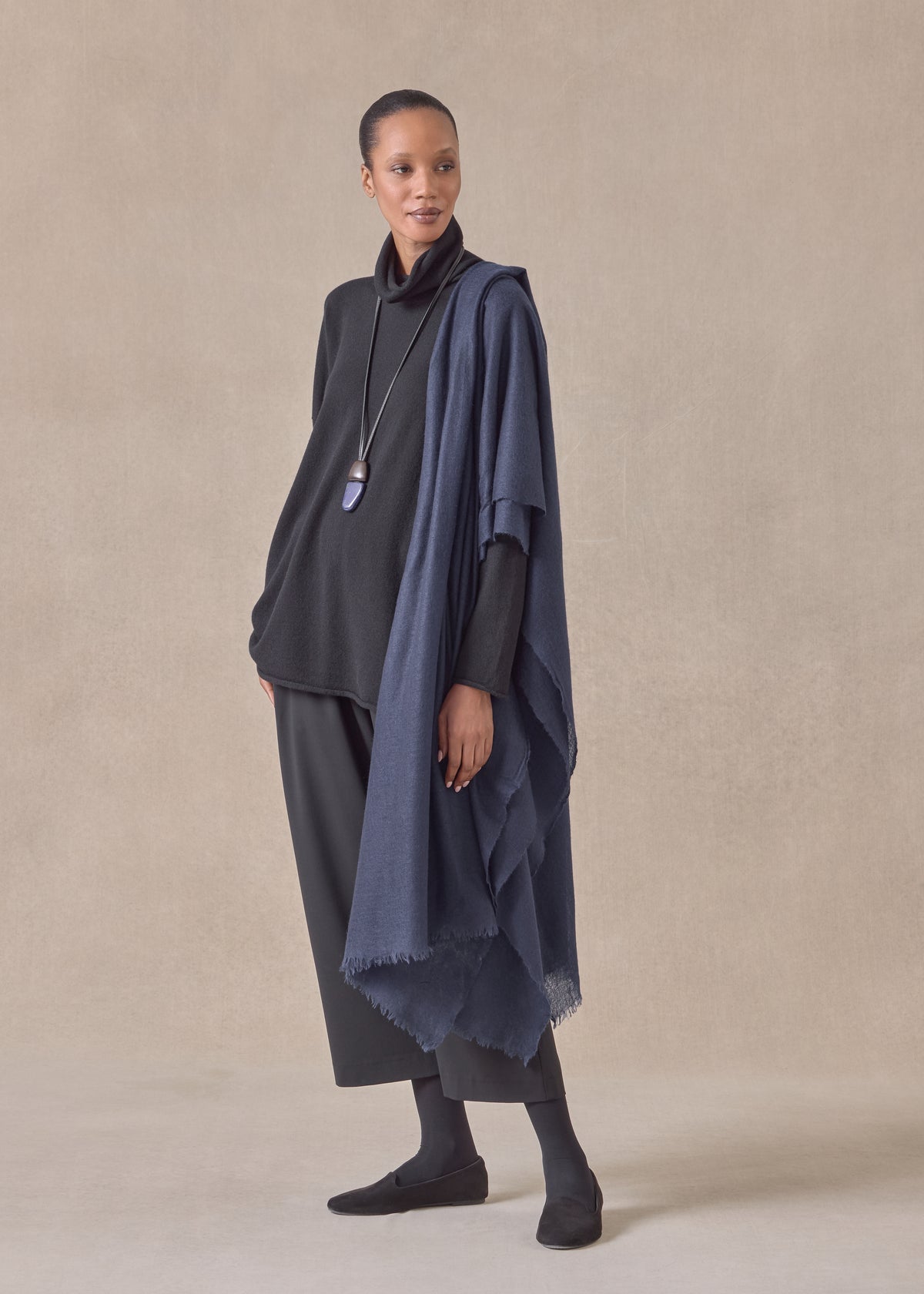 cashmere slim sleeve raw edge scrunch neck sweater - mid plus (black)