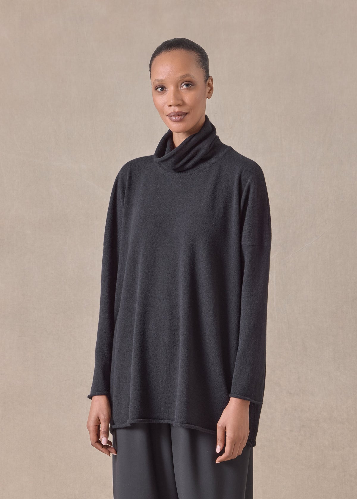 cashmere slim sleeve raw edge scrunch neck sweater - mid plus (black)