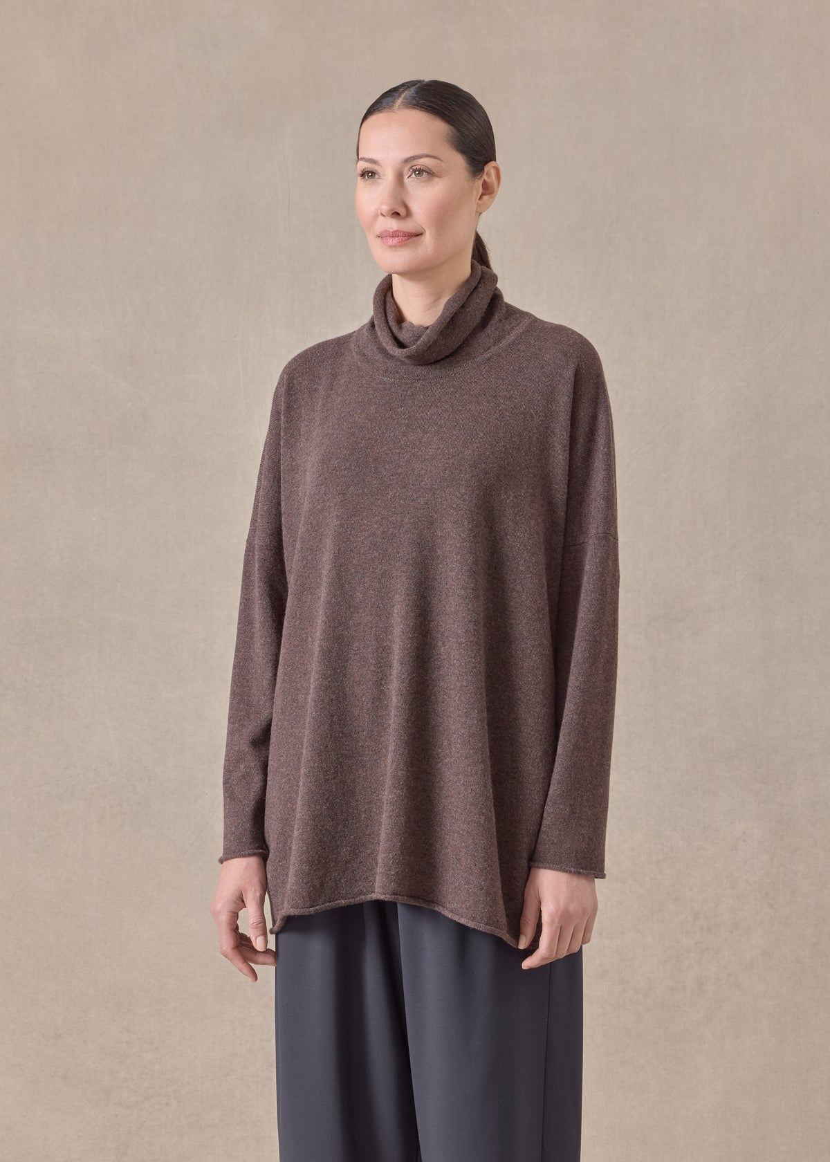 cashmere slim sleeve raw edge scrunch neck - mid plus (nutmeg)
