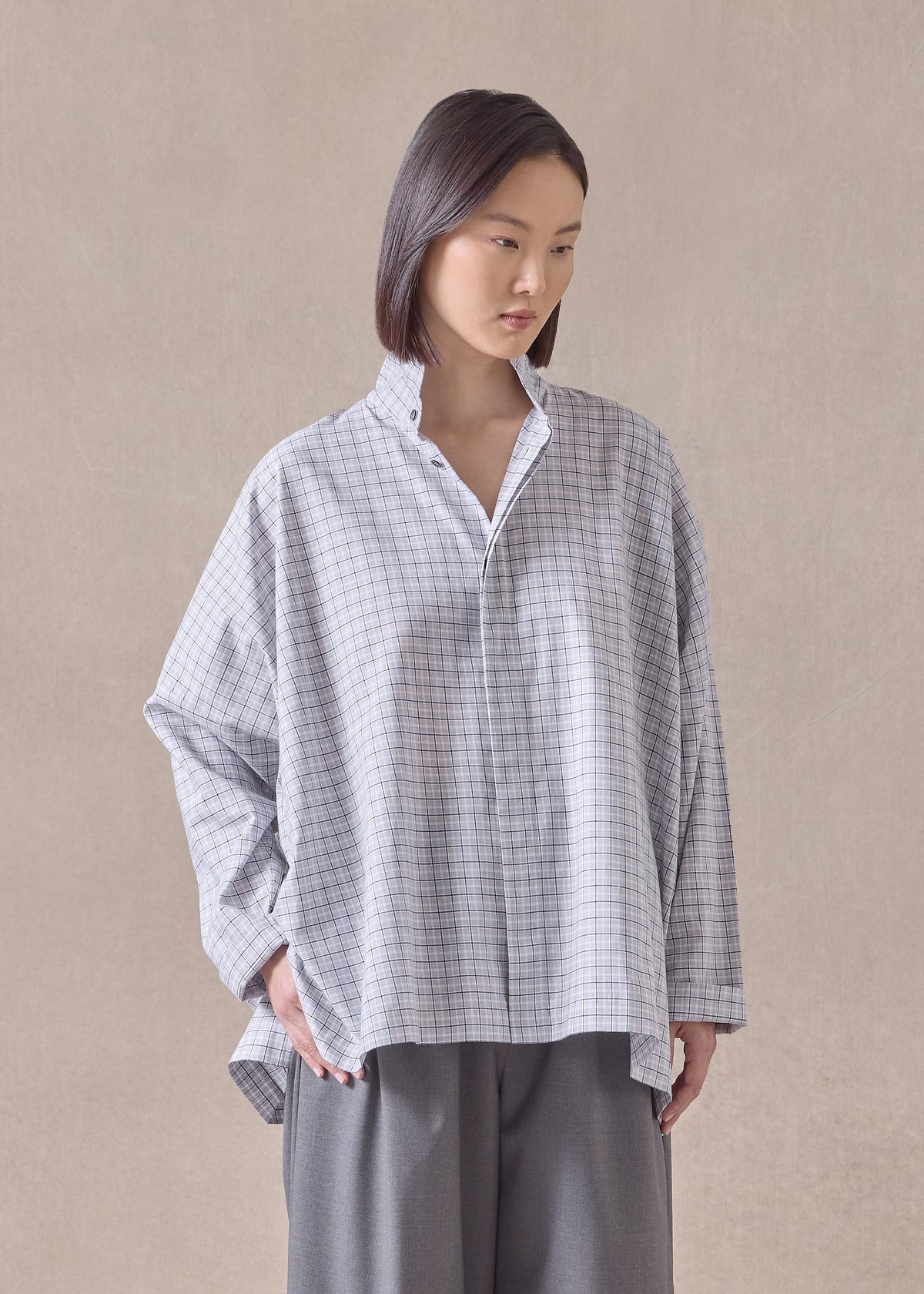 cotton wide longer back double stand collar shirt - mid plus (greynavy)