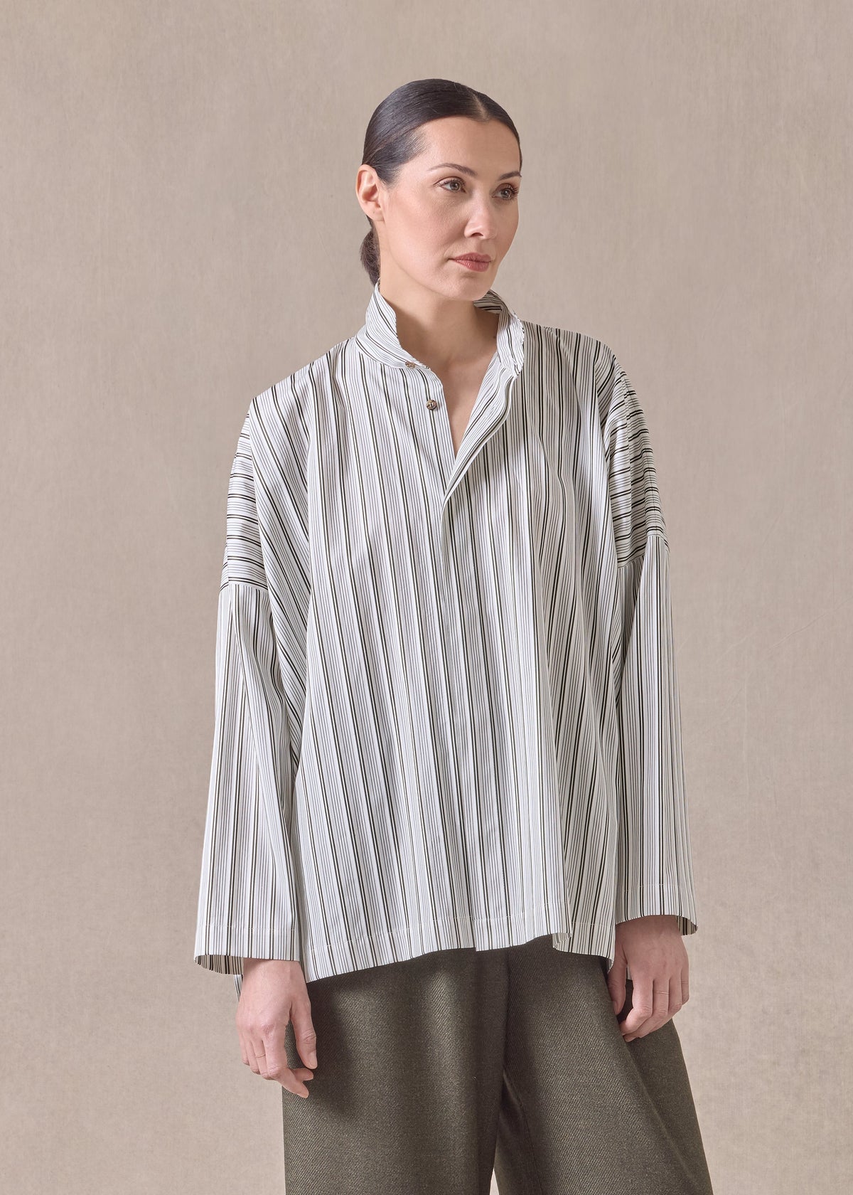 cotton wide longer back shirt with double stand collar - mid plus (greenbronze)