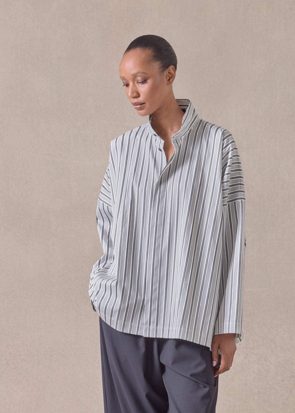 cotton wide longer back shirt with double stand collar - mid plus (inkwell)