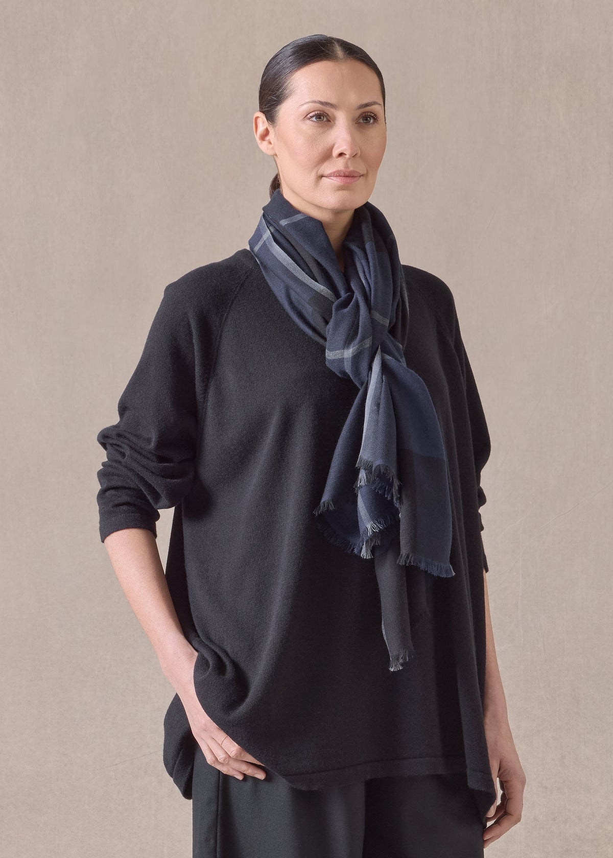 cashmere tartan check scarf (inkwell)