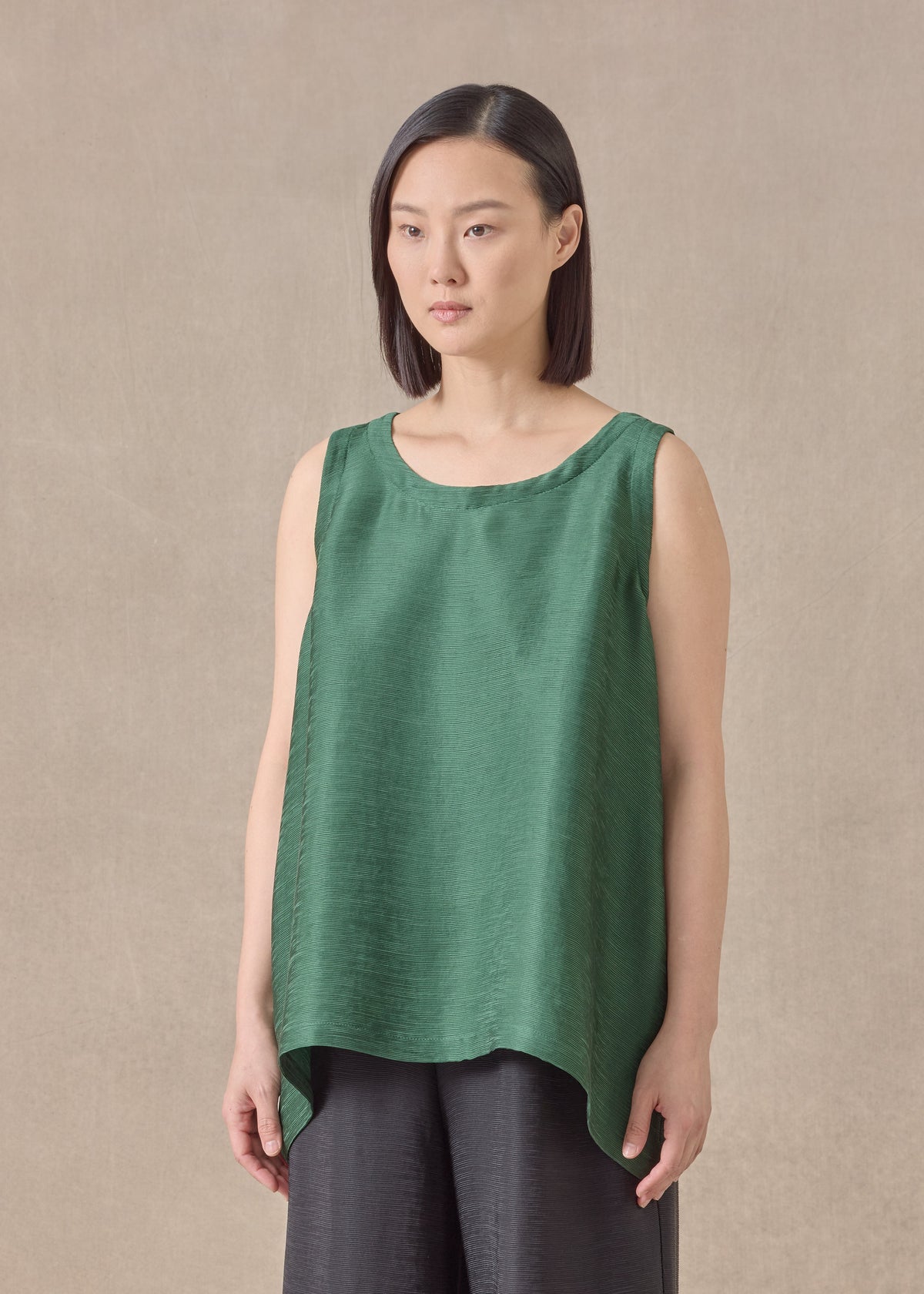 lightweight silk plissé a-line shell - mid plus (emerald)