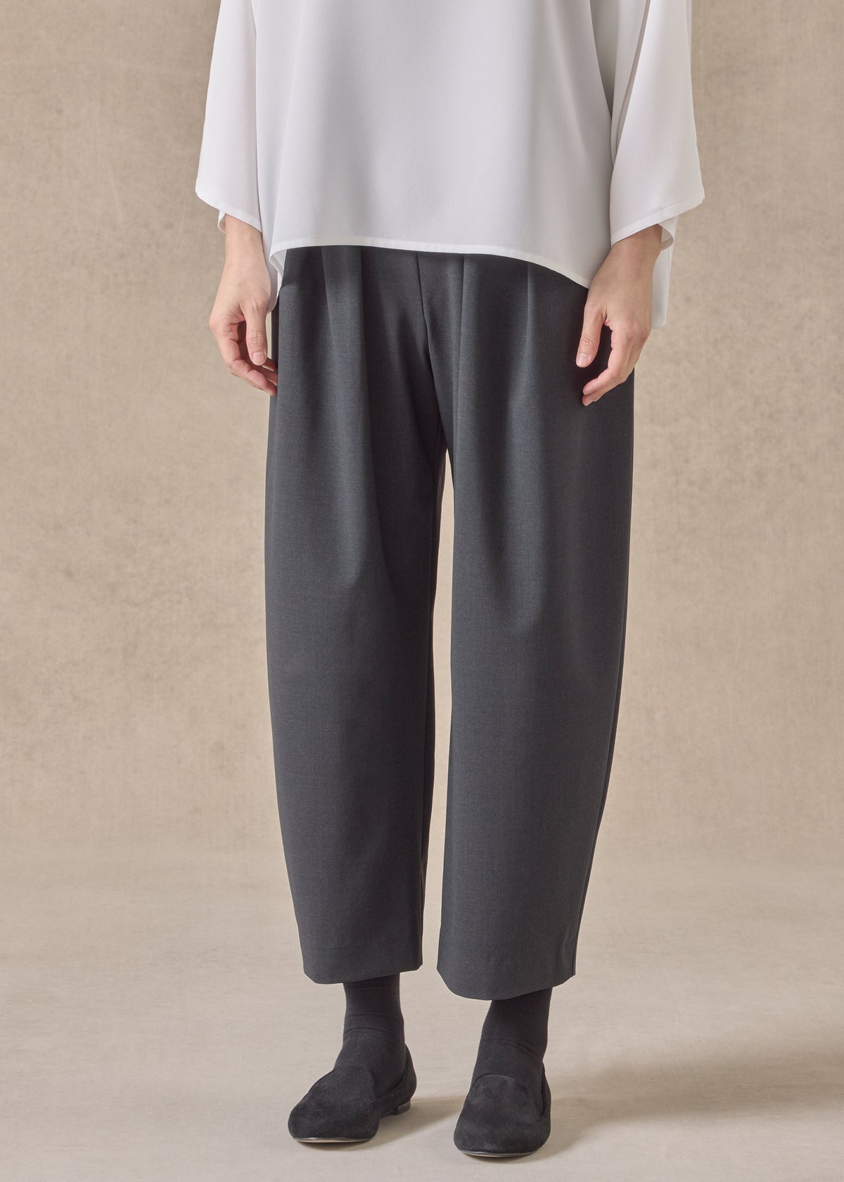 wool stretch cropped flat front pleated trouser (coal)